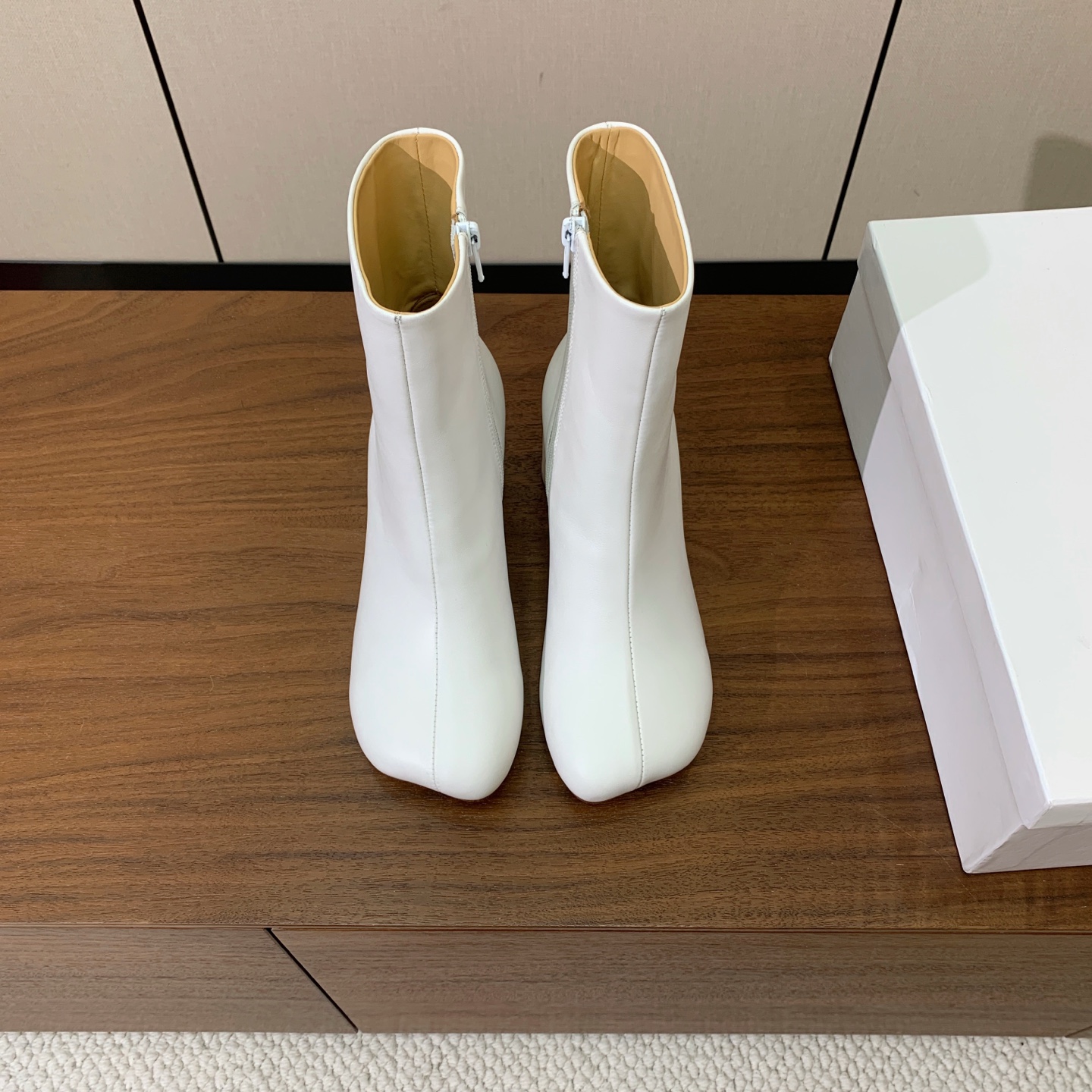 【Maison Margie*a】玛吉拉短靴。复古韵味，显瘦百搭。鞋面牛皮，羊皮内里及垫脚。真皮大底。跟高7cm 码数：