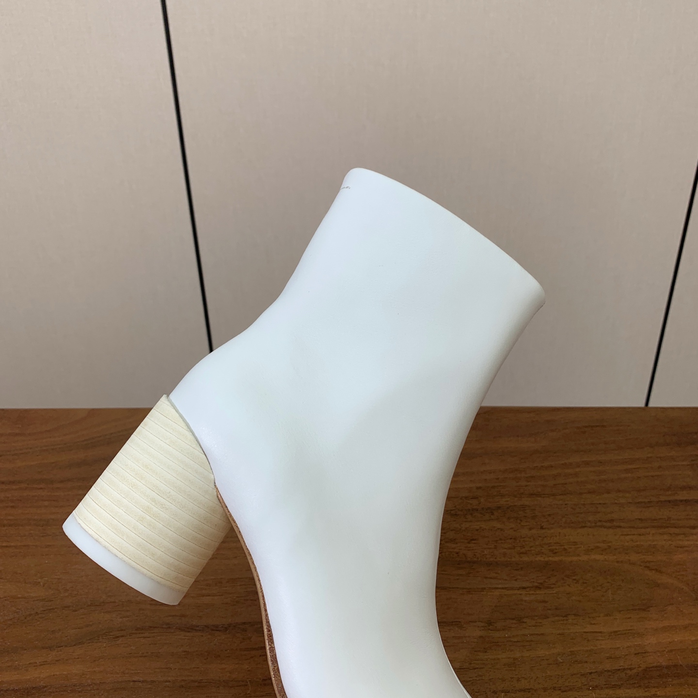 【Maison Margie*a】玛吉拉短靴。复古韵味，显瘦百搭。鞋面牛皮，羊皮内里及垫脚。真皮大底。跟高7cm 码数：
