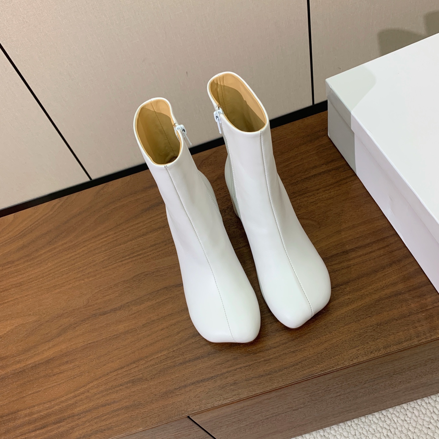 【Maison Margie*a】玛吉拉短靴。复古韵味，显瘦百搭。鞋面牛皮，羊皮内里及垫脚。真皮大底。跟高7cm 码数：