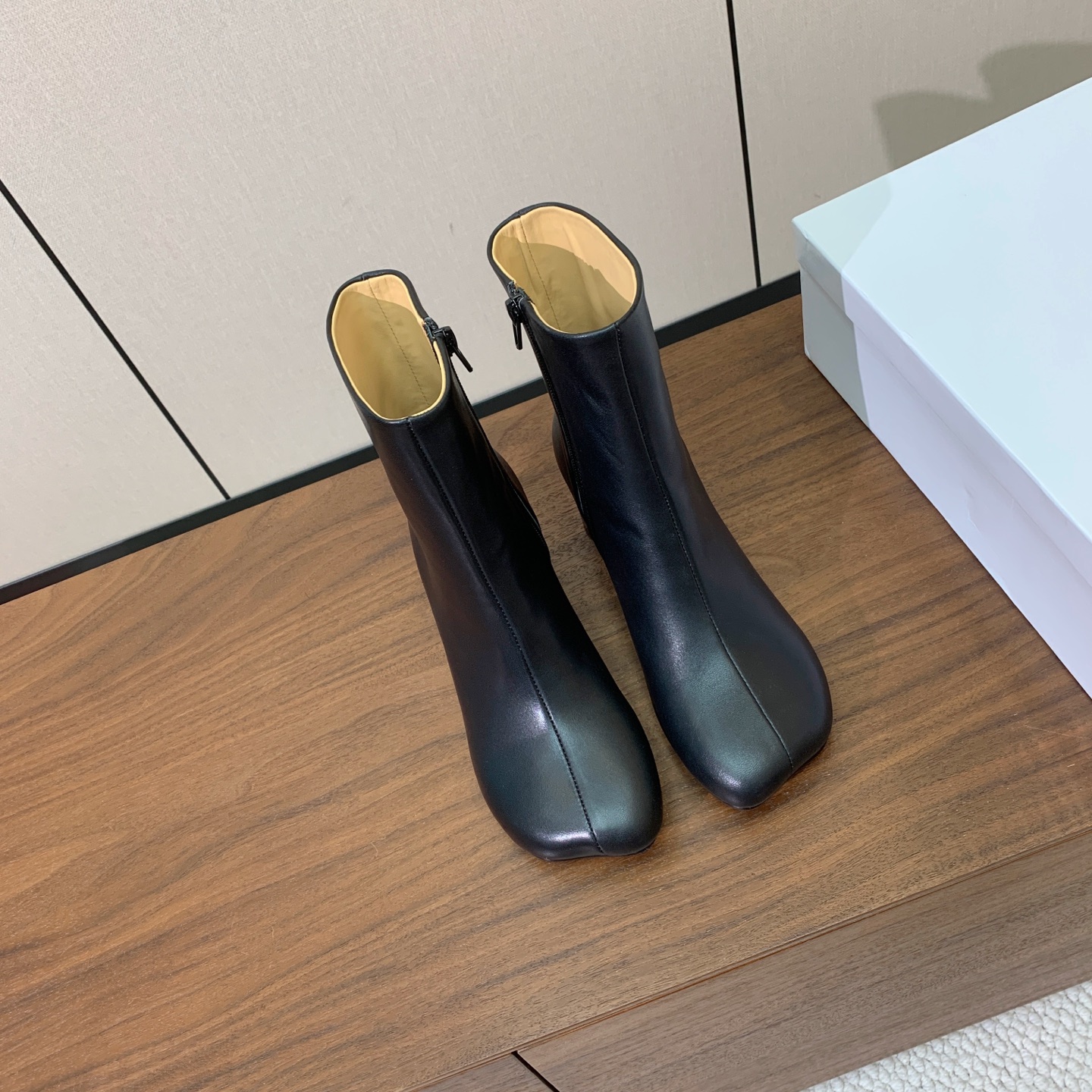 【Maison Margie*a】玛吉拉短靴。复古韵味，显瘦百搭。鞋面牛皮，羊皮内里及垫脚。真皮大底。跟高7cm 码数：
