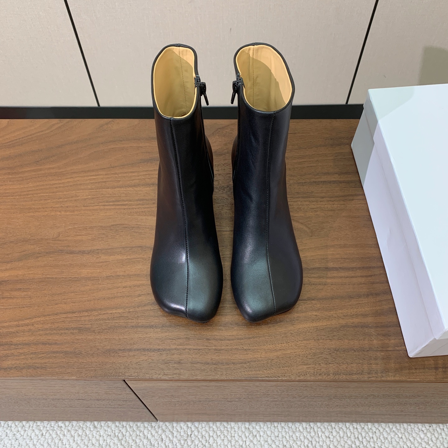 【Maison Margie*a】玛吉拉短靴。复古韵味，显瘦百搭。鞋面牛皮，羊皮内里及垫脚。真皮大底。跟高7cm 码数：