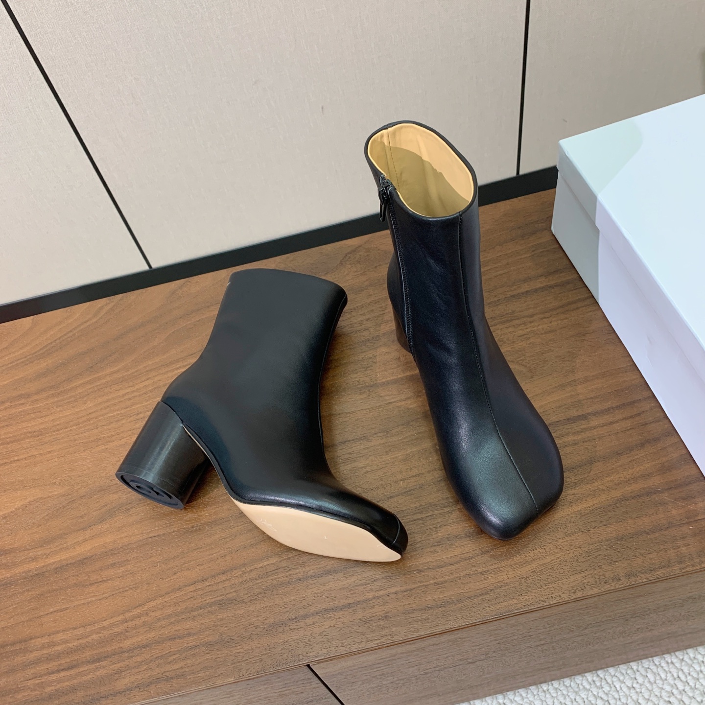 【Maison Margie*a】玛吉拉短靴。复古韵味，显瘦百搭。鞋面牛皮，羊皮内里及垫脚。真皮大底。跟高7cm 码数：