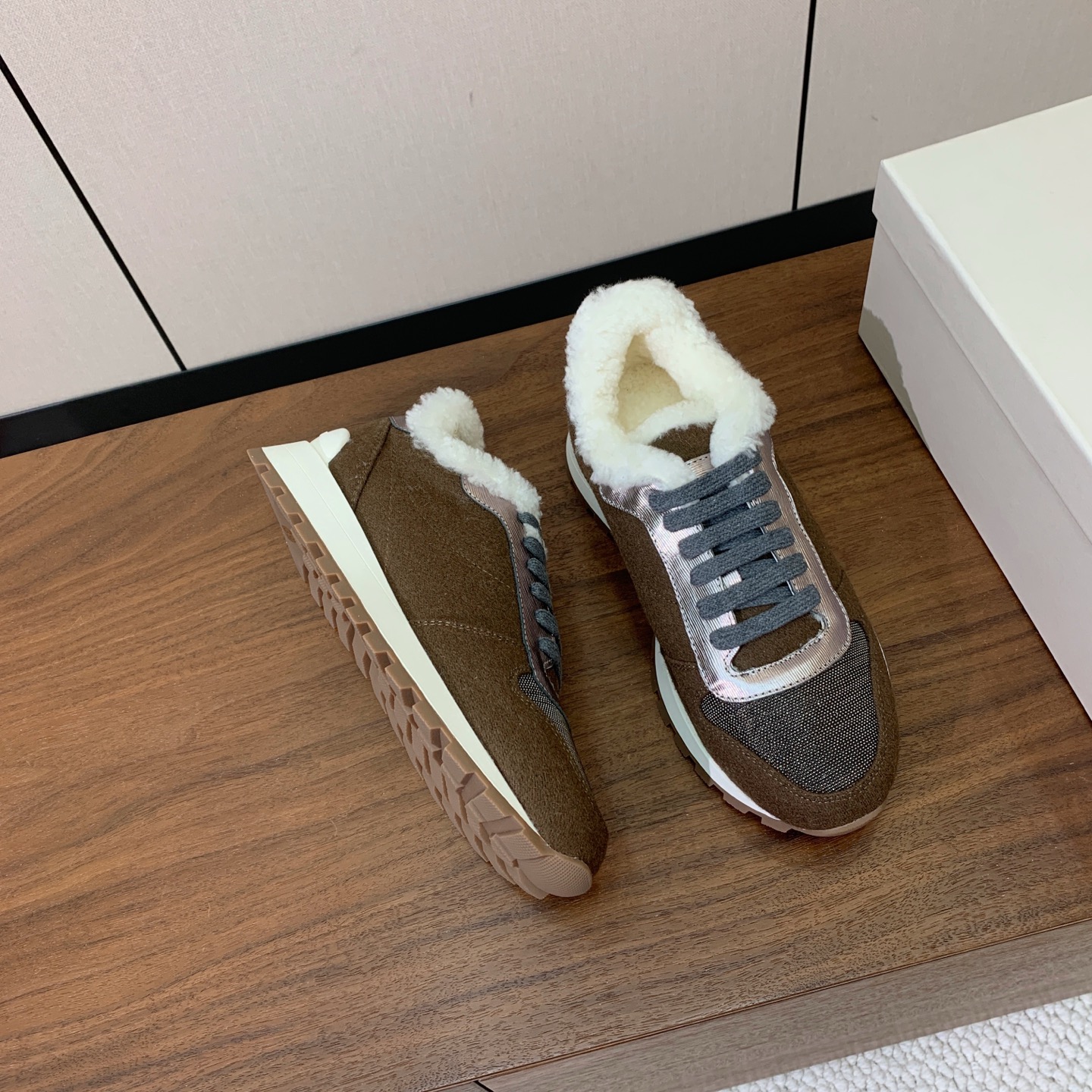【Brunell* Cucinell*】羊毛里休闲运动鞋。鞋面采用进口牛绒，羊毛内里，原版开模大底！上脚超舒适。 码数：