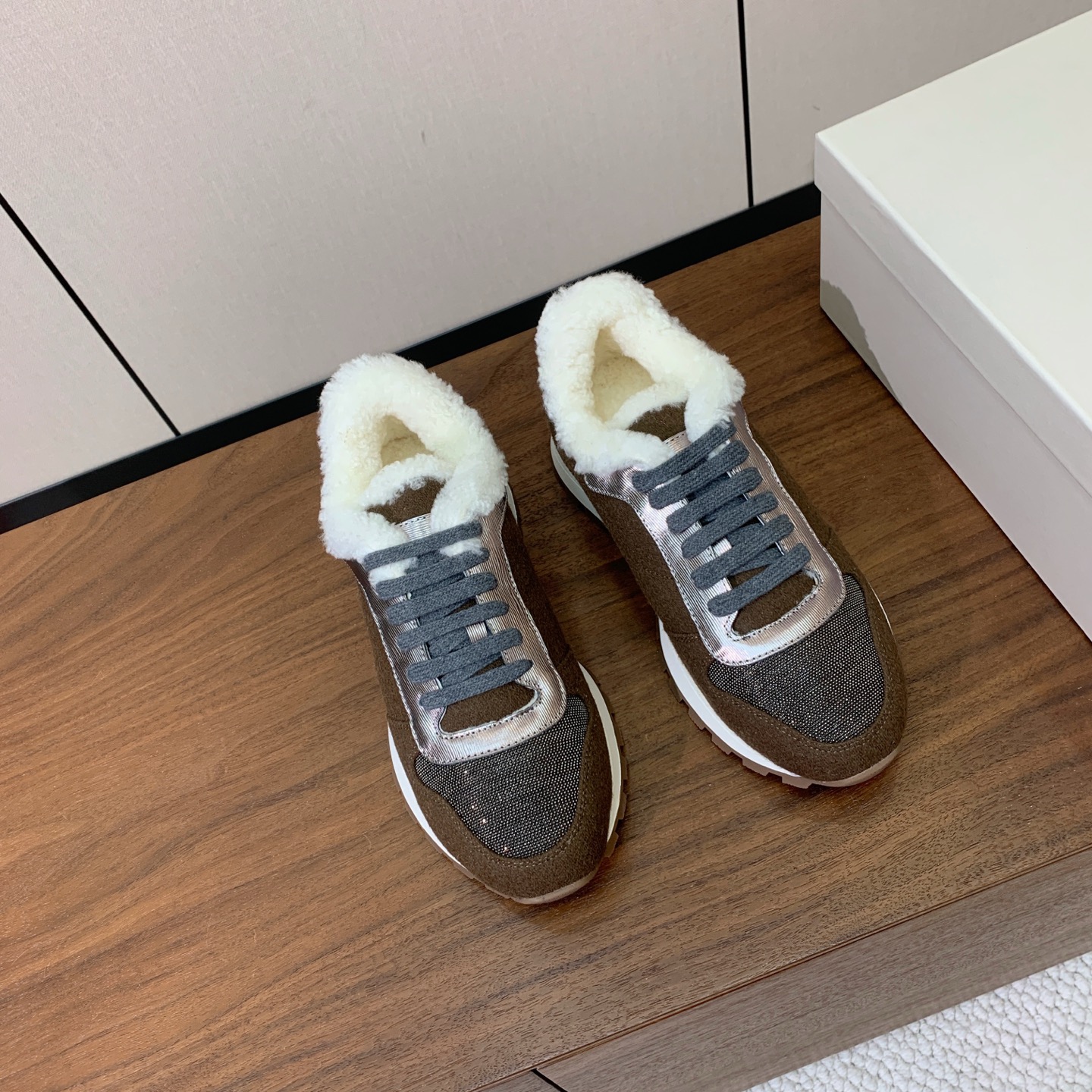 【Brunell* Cucinell*】羊毛里休闲运动鞋。鞋面采用进口牛绒，羊毛内里，原版开模大底！上脚超舒适。 码数：