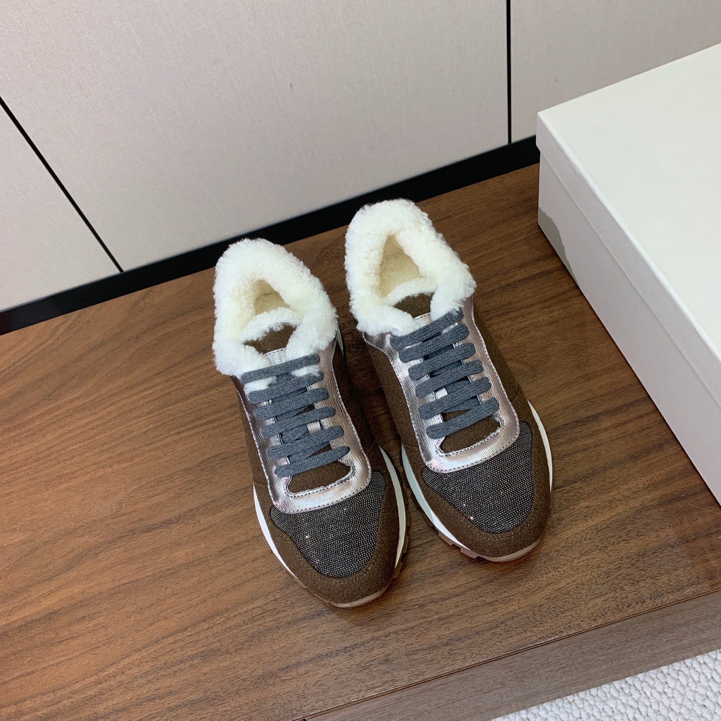 【Brunell* Cucinell*】羊毛里休闲运动鞋。鞋面采用进口牛绒，羊毛内里，原版开模大底！上脚超舒适。 码数：