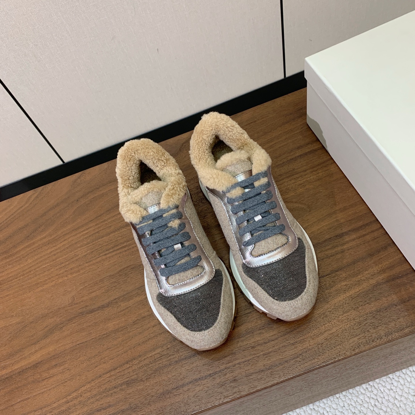 【Brunell* Cucinell*】羊毛里休闲运动鞋。鞋面采用进口牛绒，羊毛内里，原版开模大底！上脚超舒适。 码数：