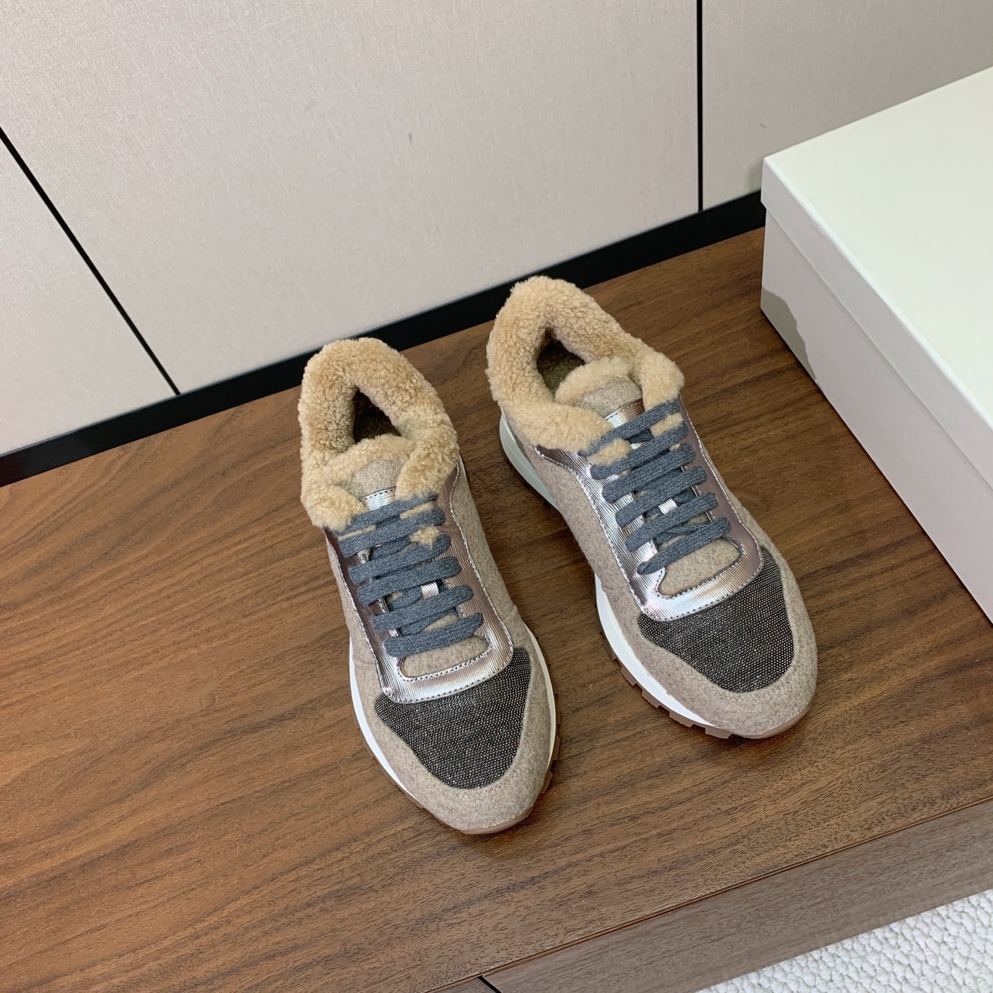 【Brunell* Cucinell*】羊毛里休闲运动鞋。鞋面采用进口牛绒，羊毛内里，原版开模大底！上脚超舒适。 码数：