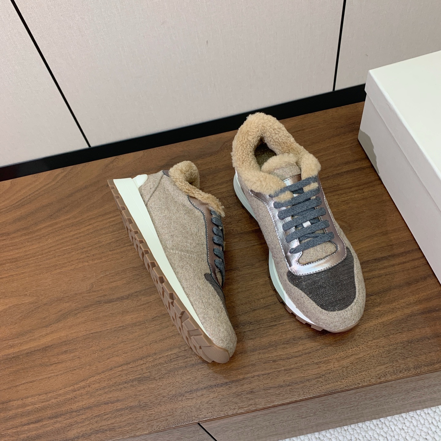 【Brunell* Cucinell*】羊毛里休闲运动鞋。鞋面采用进口牛绒，羊毛内里，原版开模大底！上脚超舒适。 码数：