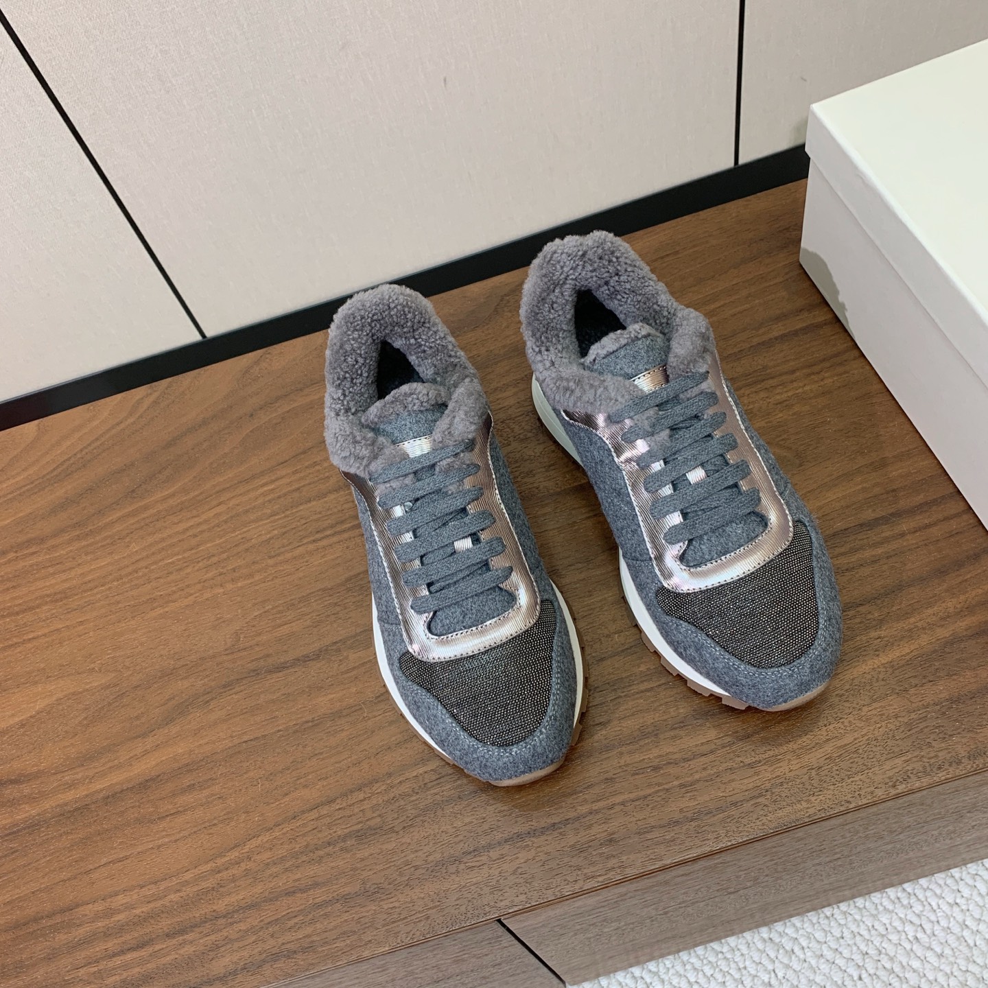 【Brunell* Cucinell*】羊毛里休闲运动鞋。鞋面采用进口牛绒，羊毛内里，原版开模大底！上脚超舒适。 码数：