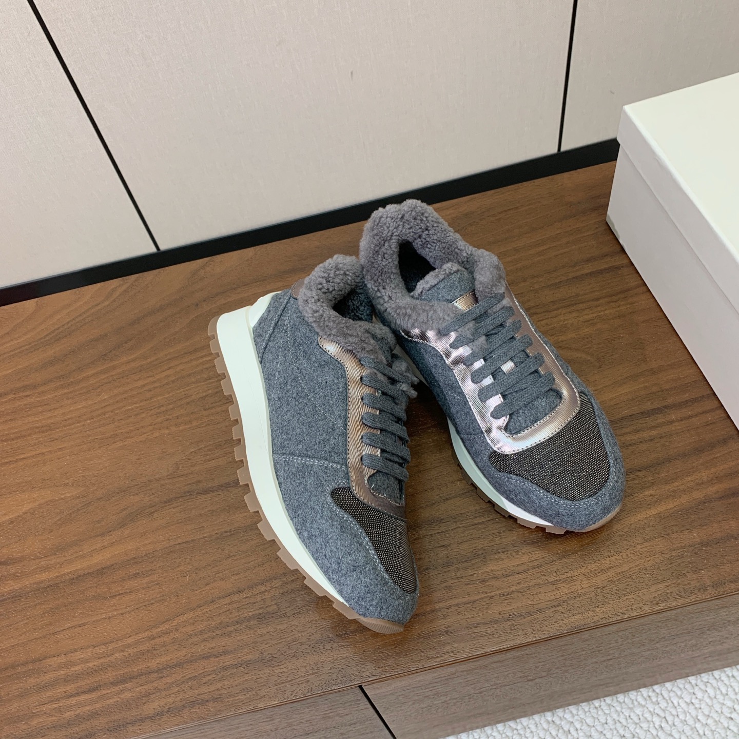 【Brunell* Cucinell*】羊毛里休闲运动鞋。鞋面采用进口牛绒，羊毛内里，原版开模大底！上脚超舒适。 码数：