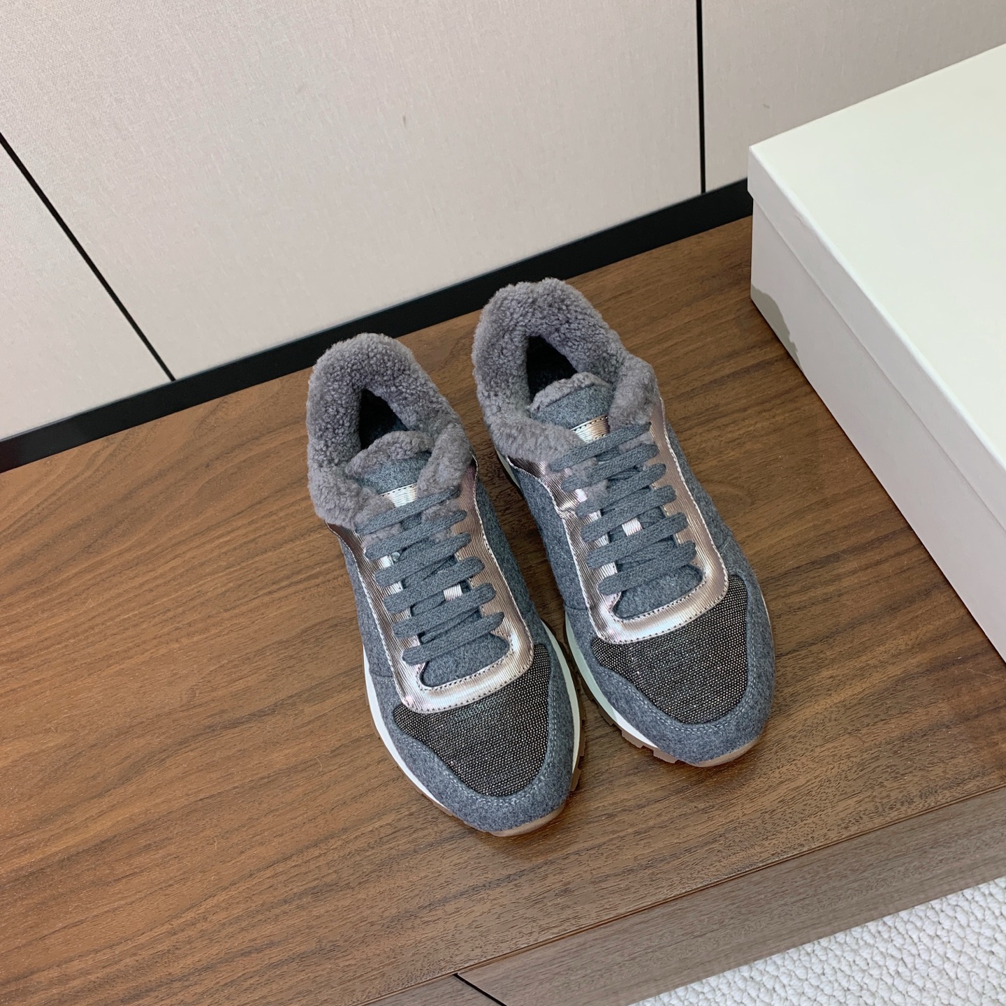【Brunell* Cucinell*】羊毛里休闲运动鞋。鞋面采用进口牛绒，羊毛内里，原版开模大底！上脚超舒适。 码数：
