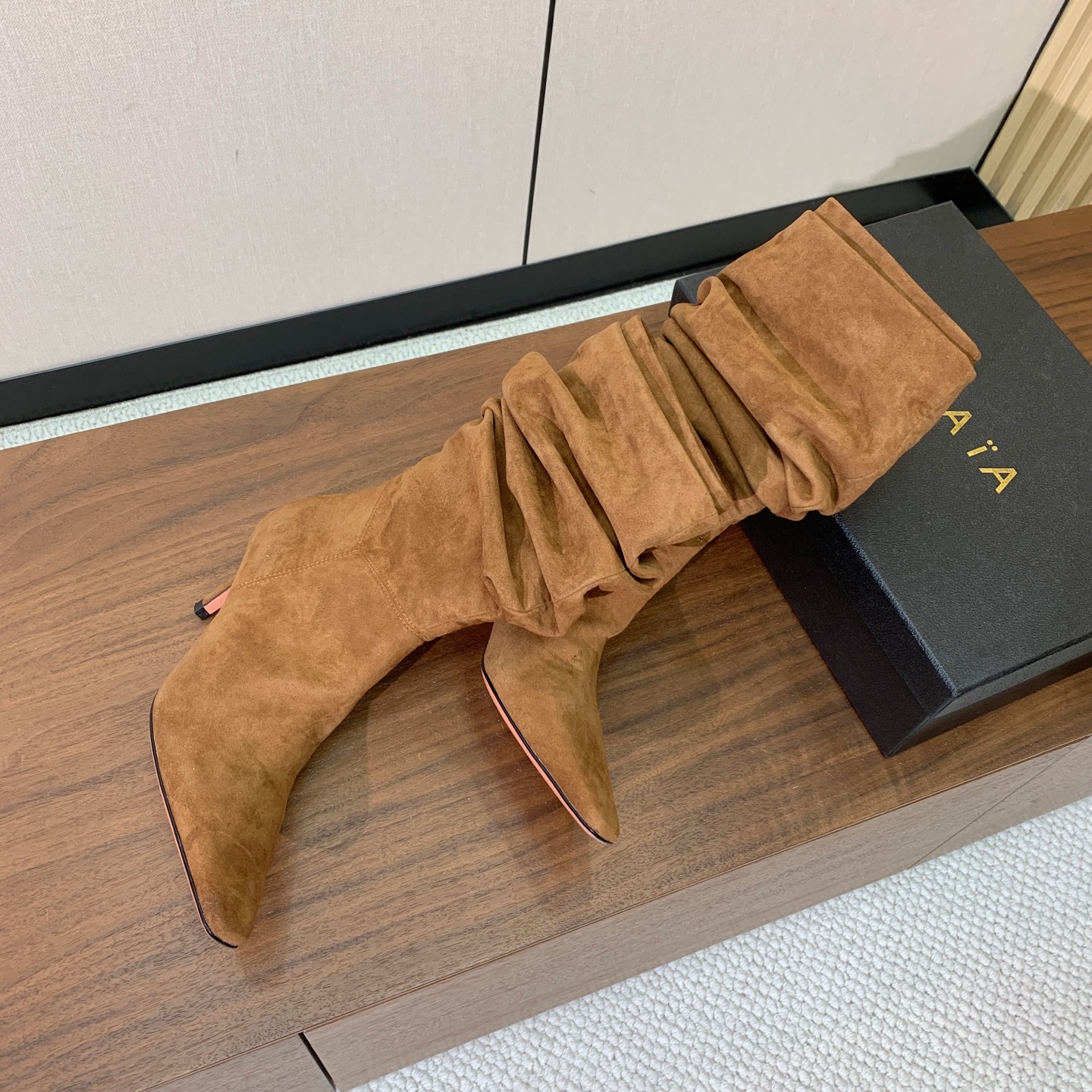 【Amina Muaddi】褶皱尖头高跟中靴。简约气质款。面料牛反绒，牛皮。羊皮内里及垫脚。注塑真皮大底。跟高4.5cm
