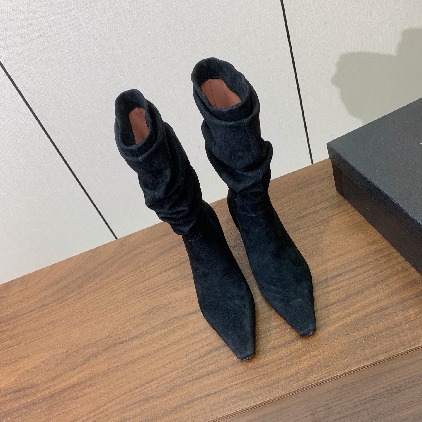 【Amina Muaddi】褶皱尖头高跟中靴。简约气质款。面料牛反绒，牛皮。羊皮内里及垫脚。注塑真皮大底。跟高4.5cm