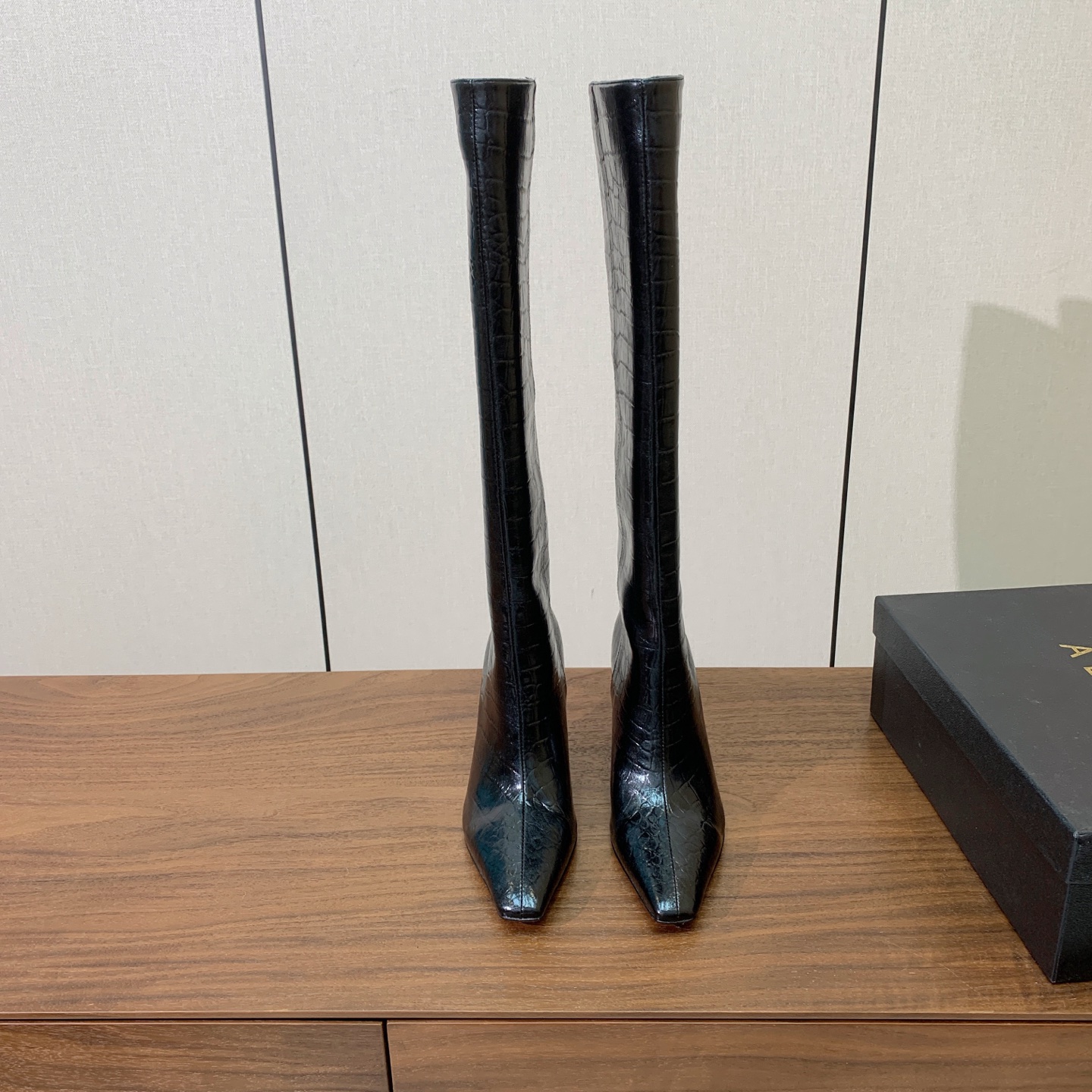 【Amina Muaddi】尖头高跟长靴。简约气质款。面料压纹牛皮、漆皮。羊皮内里及垫脚。注塑真皮大底。跟高7cm 码数