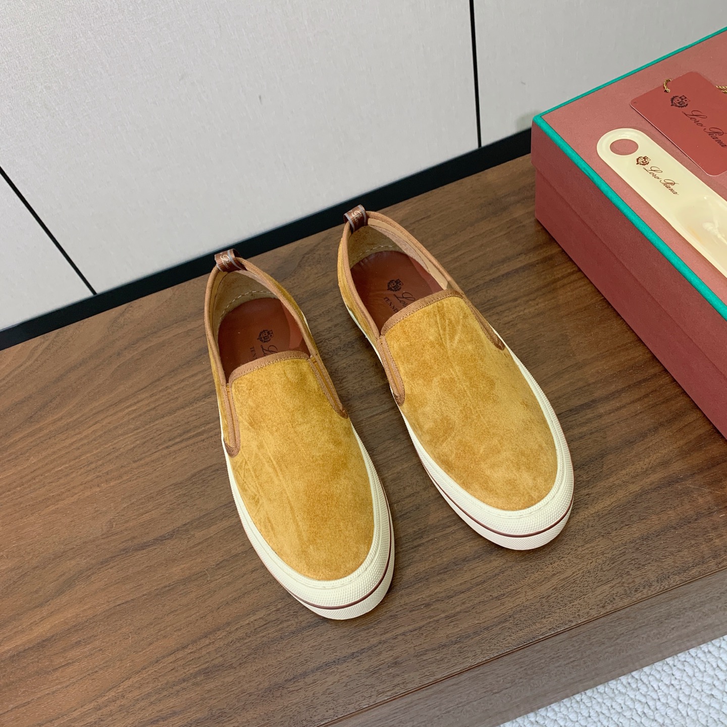 【Loro Piana】男款光面乐福鞋。复古优雅低调奢华。时尚性与皮料实用性同样兼具依然全网最高品质。鞋面小牛绒，定制原