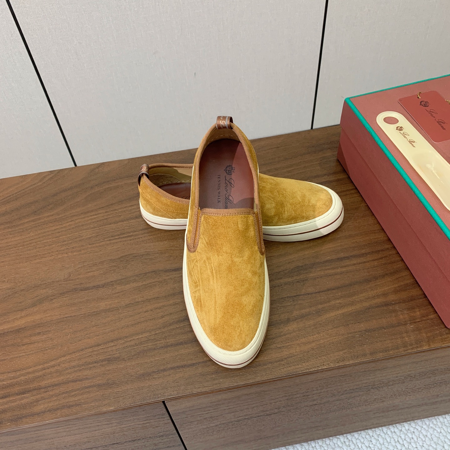 【Loro Piana】男款光面乐福鞋。复古优雅低调奢华。时尚性与皮料实用性同样兼具依然全网最高品质。鞋面小牛绒，定制原