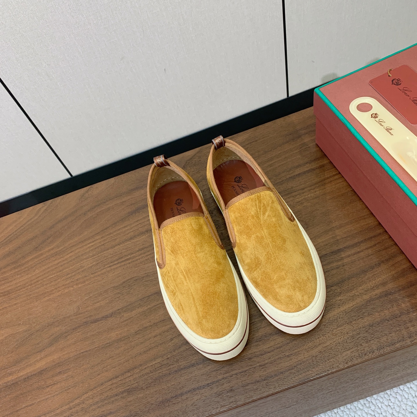 【Loro Piana】男款光面乐福鞋。复古优雅低调奢华。时尚性与皮料实用性同样兼具依然全网最高品质。鞋面小牛绒，定制原