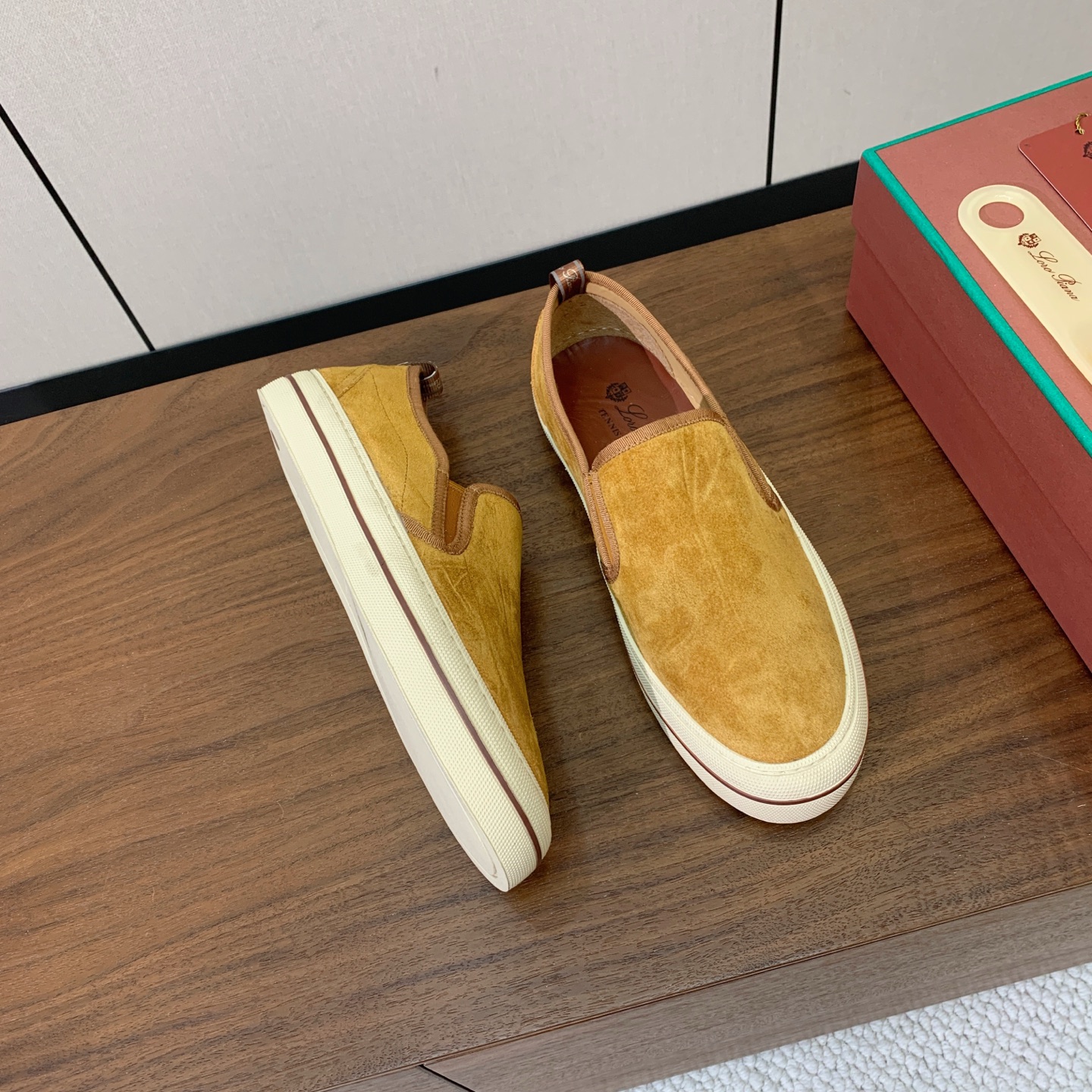 【Loro Piana】男款光面乐福鞋。复古优雅低调奢华。时尚性与皮料实用性同样兼具依然全网最高品质。鞋面小牛绒，定制原