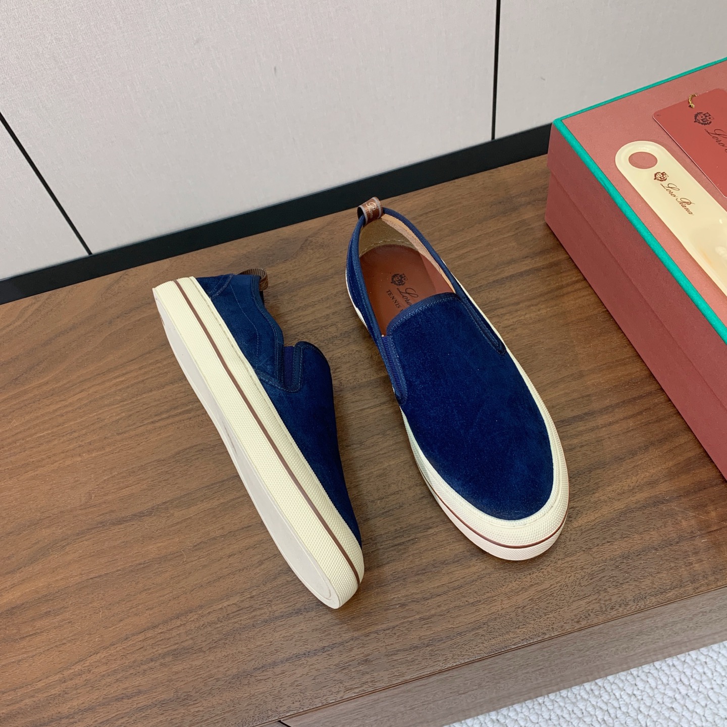 【Loro Piana】男款光面乐福鞋。复古优雅低调奢华。时尚性与皮料实用性同样兼具依然全网最高品质。鞋面小牛绒，定制原