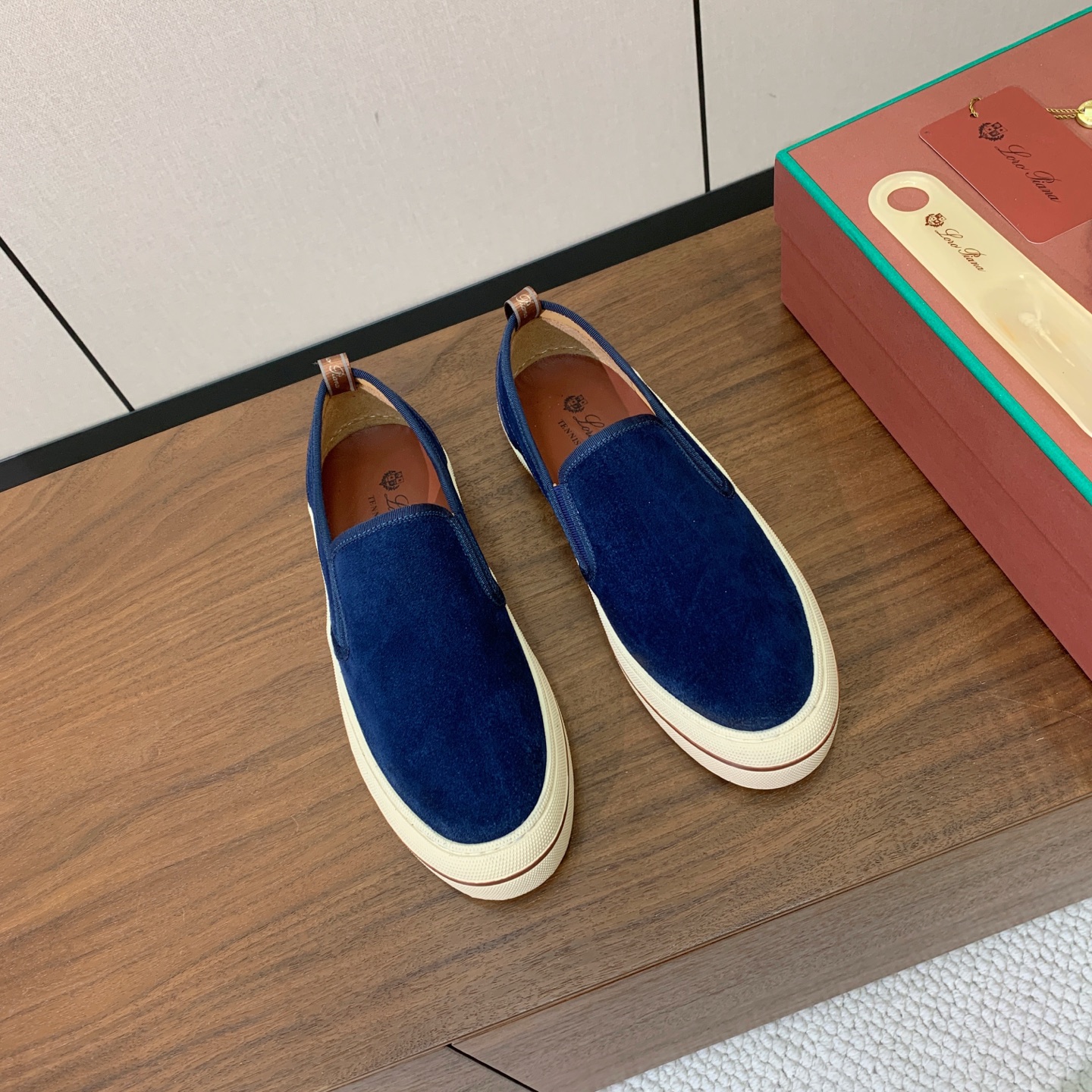 【Loro Piana】男款光面乐福鞋。复古优雅低调奢华。时尚性与皮料实用性同样兼具依然全网最高品质。鞋面小牛绒，定制原