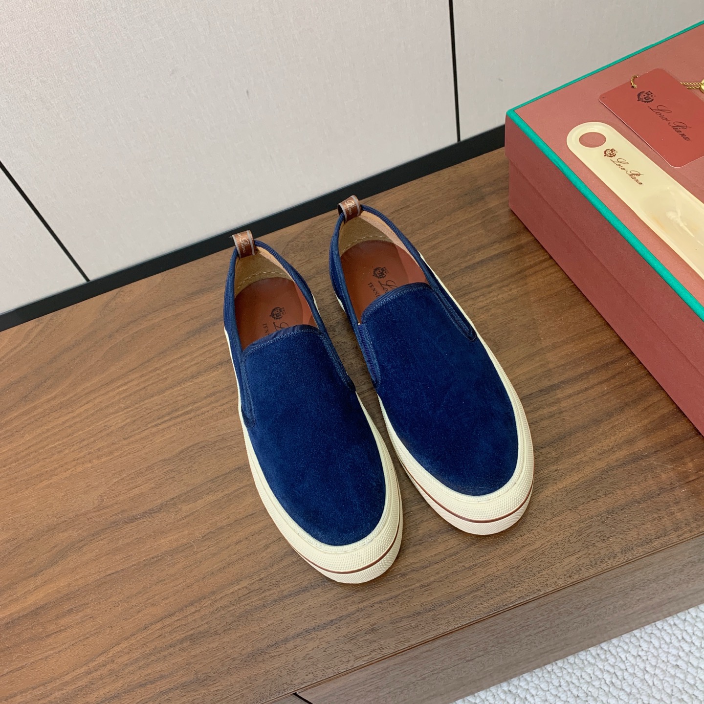 【Loro Piana】男款光面乐福鞋。复古优雅低调奢华。时尚性与皮料实用性同样兼具依然全网最高品质。鞋面小牛绒，定制原
