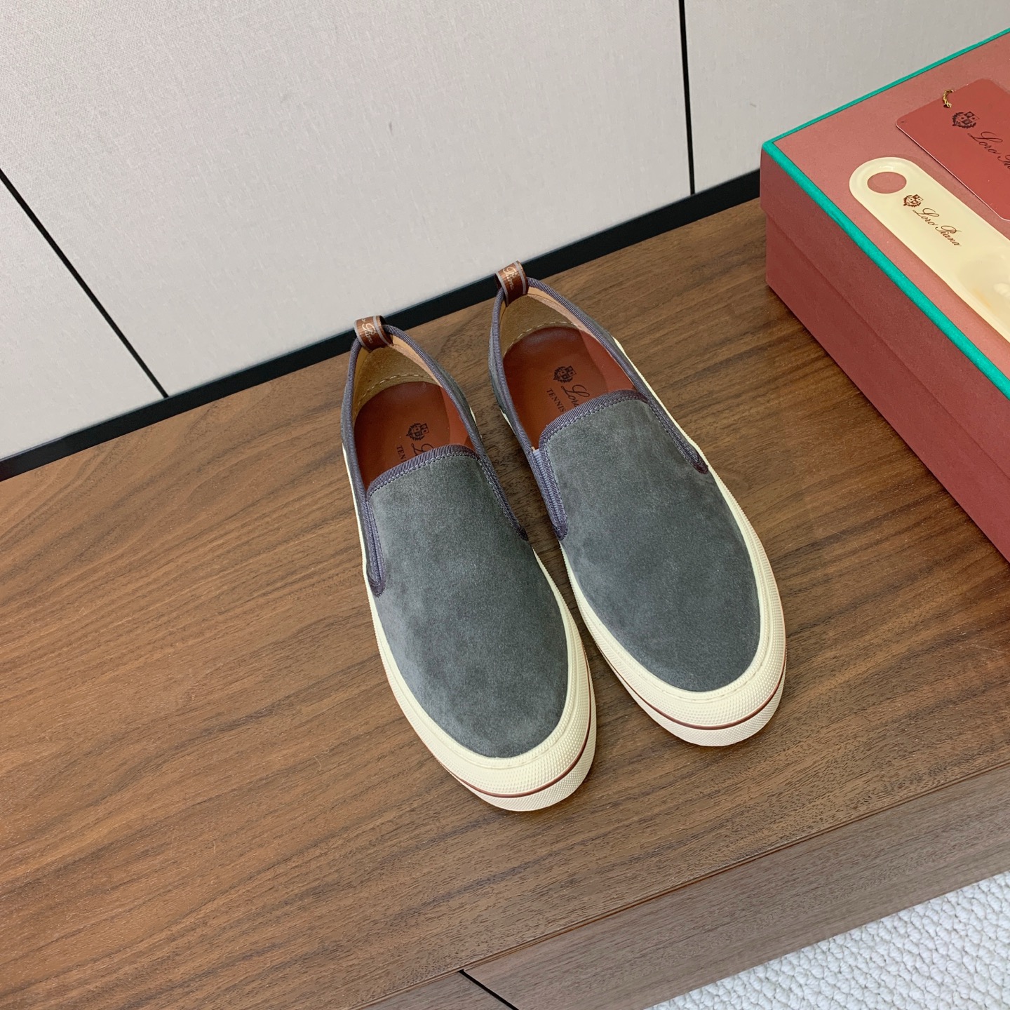 【Loro Piana】男款光面乐福鞋。复古优雅低调奢华。时尚性与皮料实用性同样兼具依然全网最高品质。鞋面小牛绒，定制原