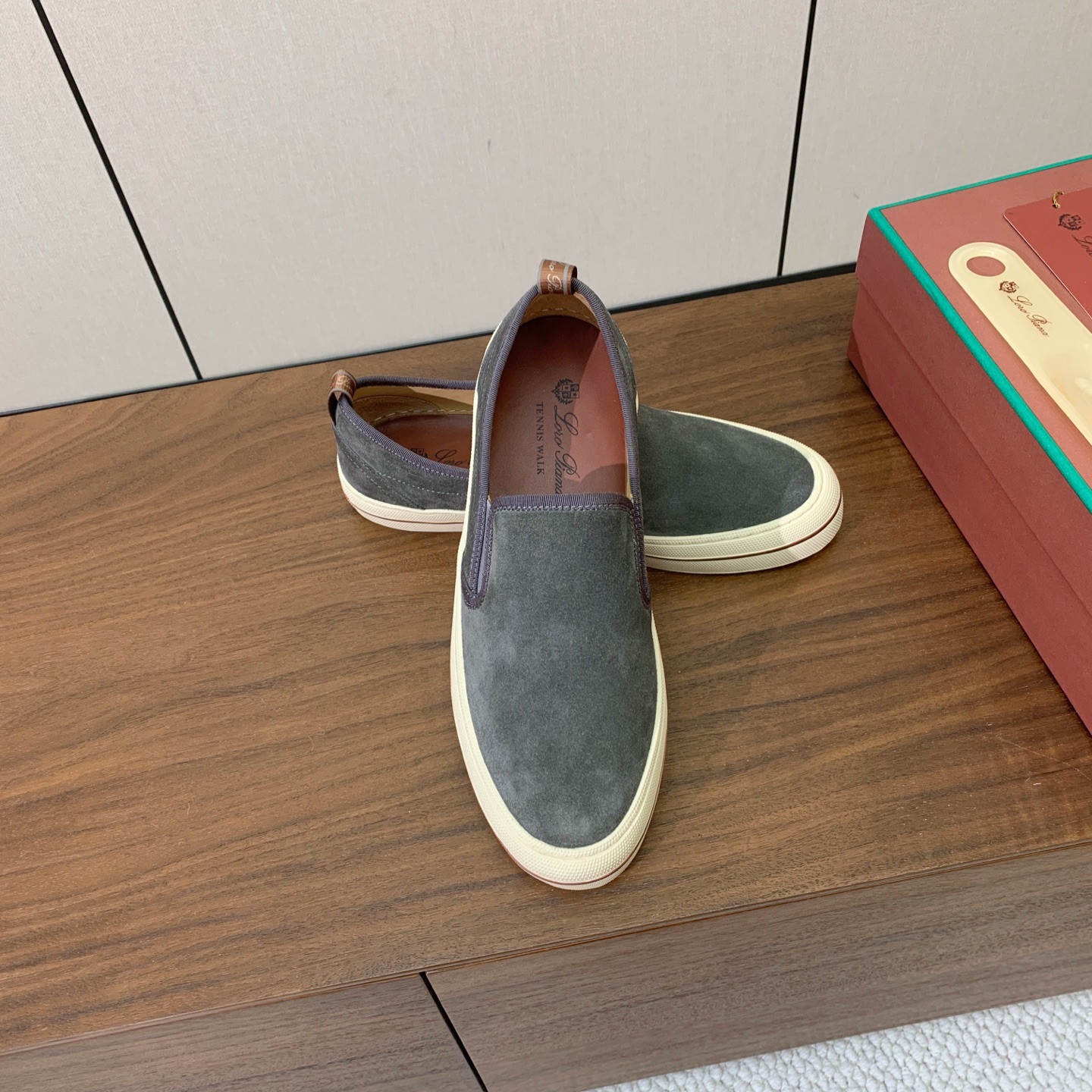 【Loro Piana】男款光面乐福鞋。复古优雅低调奢华。时尚性与皮料实用性同样兼具依然全网最高品质。鞋面小牛绒，定制原