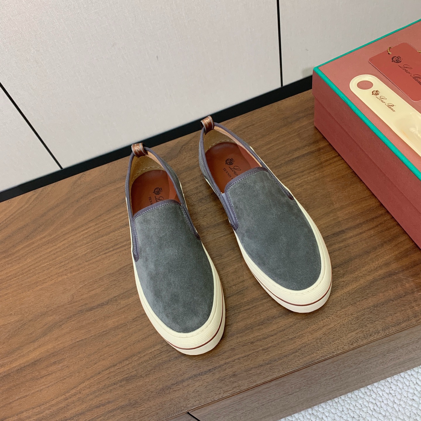 【Loro Piana】男款光面乐福鞋。复古优雅低调奢华。时尚性与皮料实用性同样兼具依然全网最高品质。鞋面小牛绒，定制原