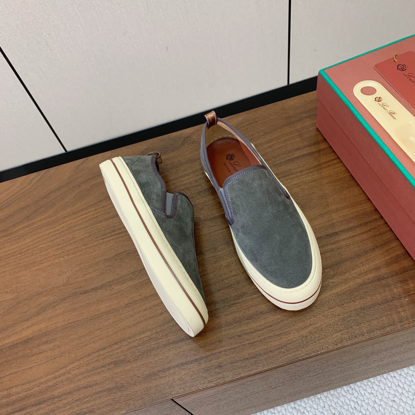 【Loro Piana】男款光面乐福鞋。复古优雅低调奢华。时尚性与皮料实用性同样兼具依然全网最高品质。鞋面小牛绒，定制原