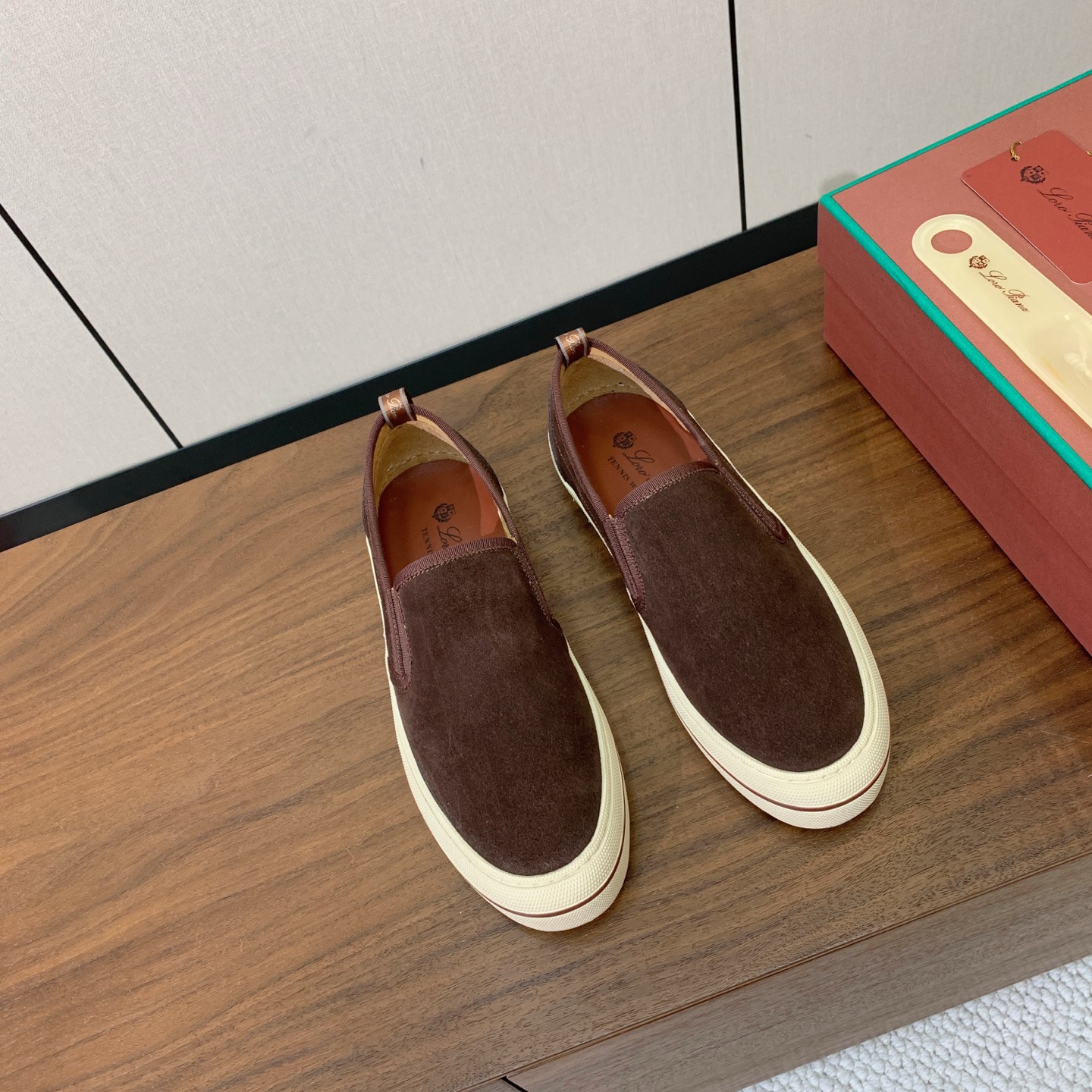 【Loro Piana】男款光面乐福鞋。复古优雅低调奢华。时尚性与皮料实用性同样兼具依然全网最高品质。鞋面小牛绒，定制原