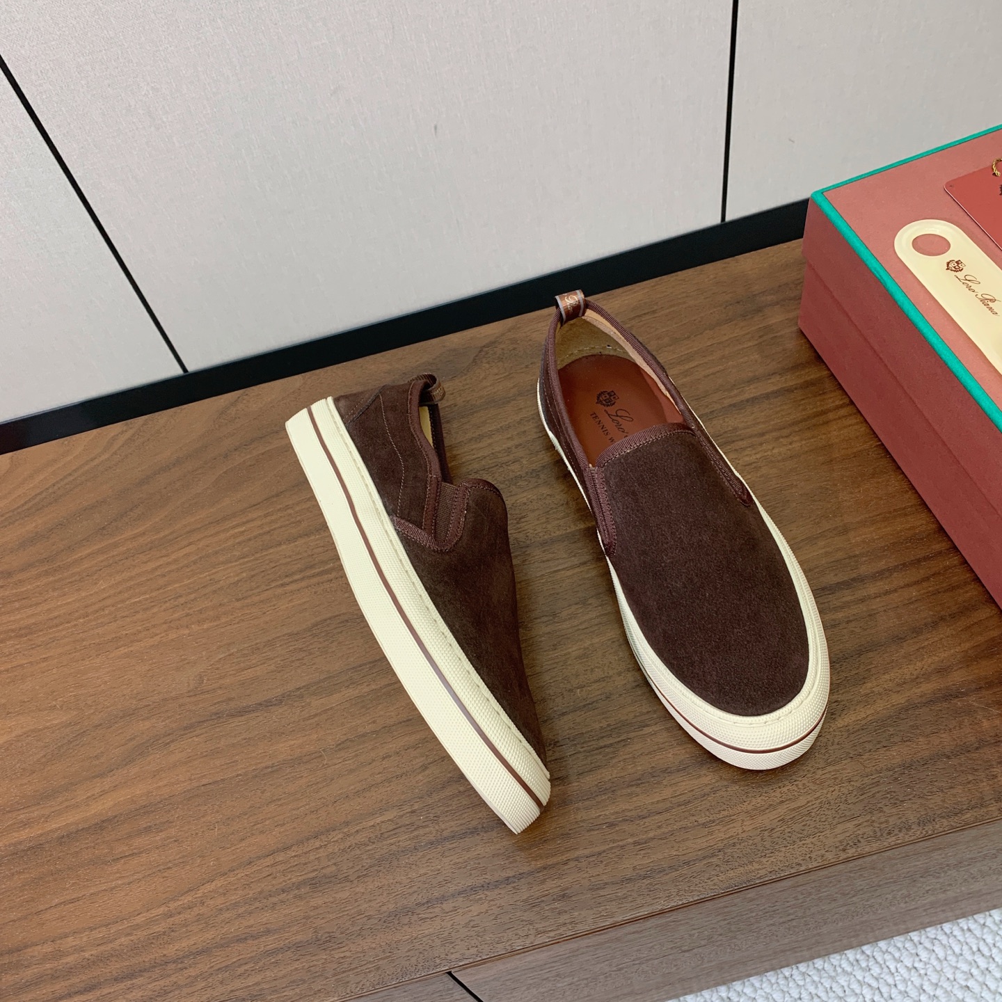 【Loro Piana】男款光面乐福鞋。复古优雅低调奢华。时尚性与皮料实用性同样兼具依然全网最高品质。鞋面小牛绒，定制原