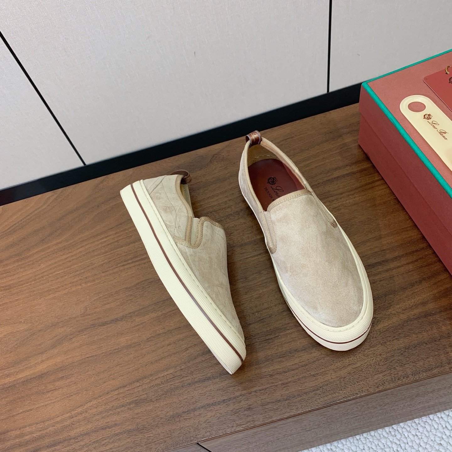 【Loro Piana】男款光面乐福鞋。复古优雅低调奢华。时尚性与皮料实用性同样兼具依然全网最高品质。鞋面小牛绒，定制原