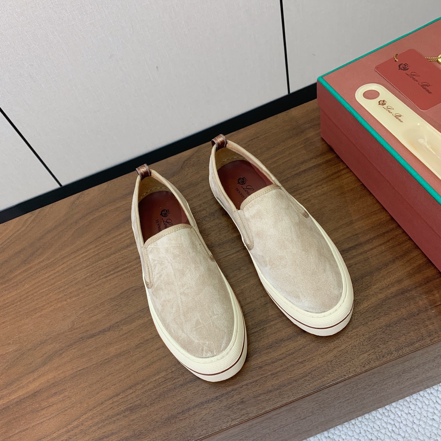 【Loro Piana】男款光面乐福鞋。复古优雅低调奢华。时尚性与皮料实用性同样兼具依然全网最高品质。鞋面小牛绒，定制原