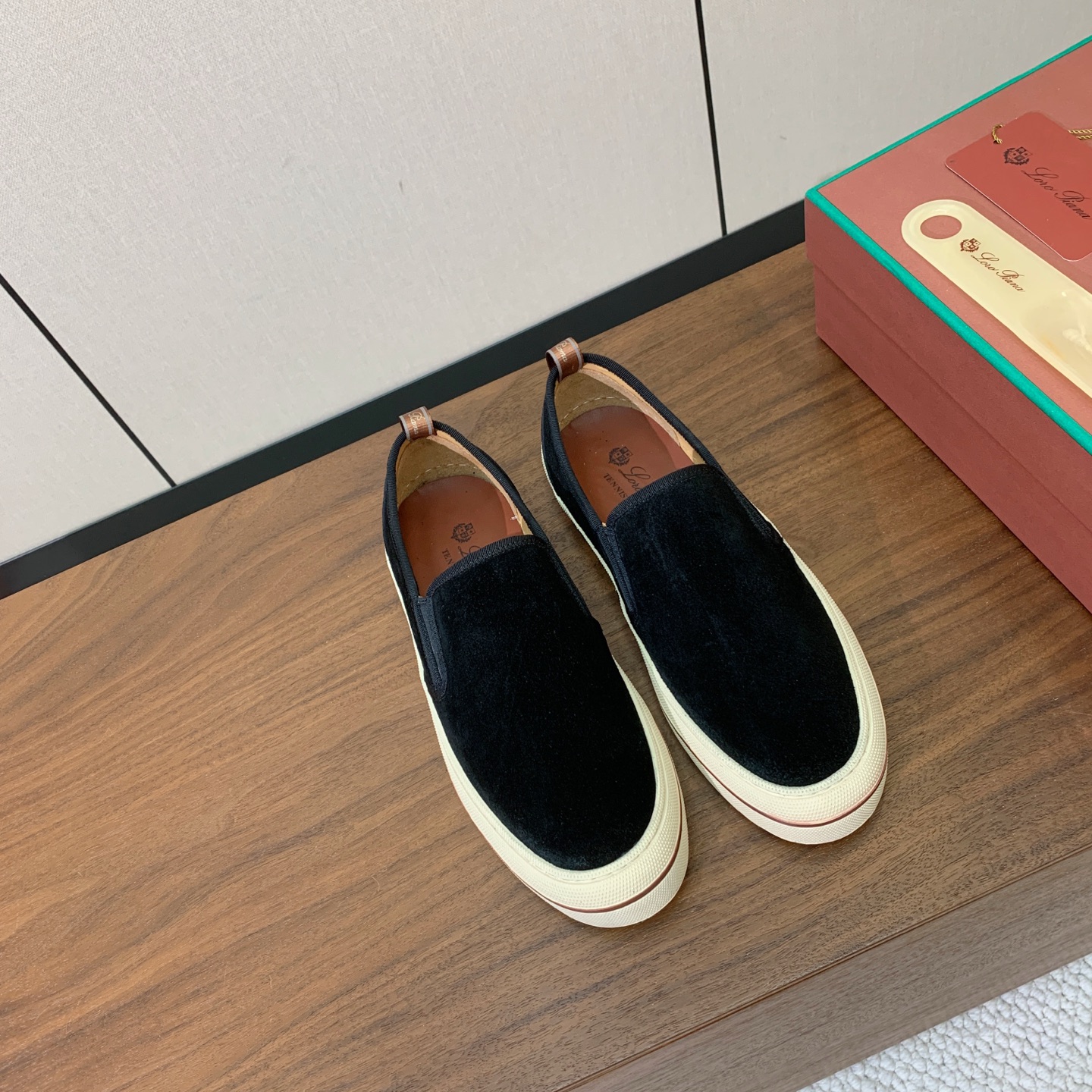 【Loro Piana】男款光面乐福鞋。复古优雅低调奢华。时尚性与皮料实用性同样兼具依然全网最高品质。鞋面小牛绒，定制原