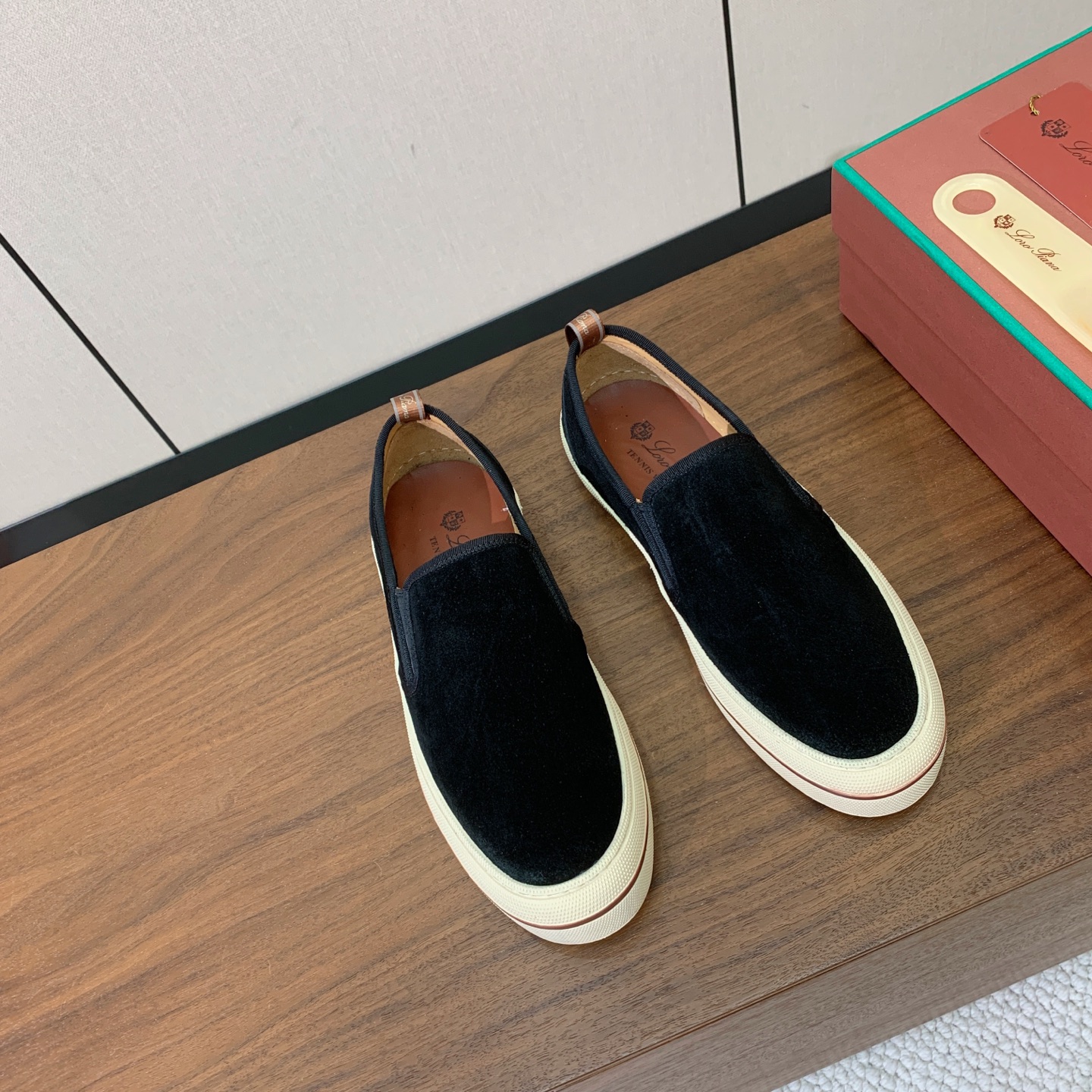 【Loro Piana】男款光面乐福鞋。复古优雅低调奢华。时尚性与皮料实用性同样兼具依然全网最高品质。鞋面小牛绒，定制原