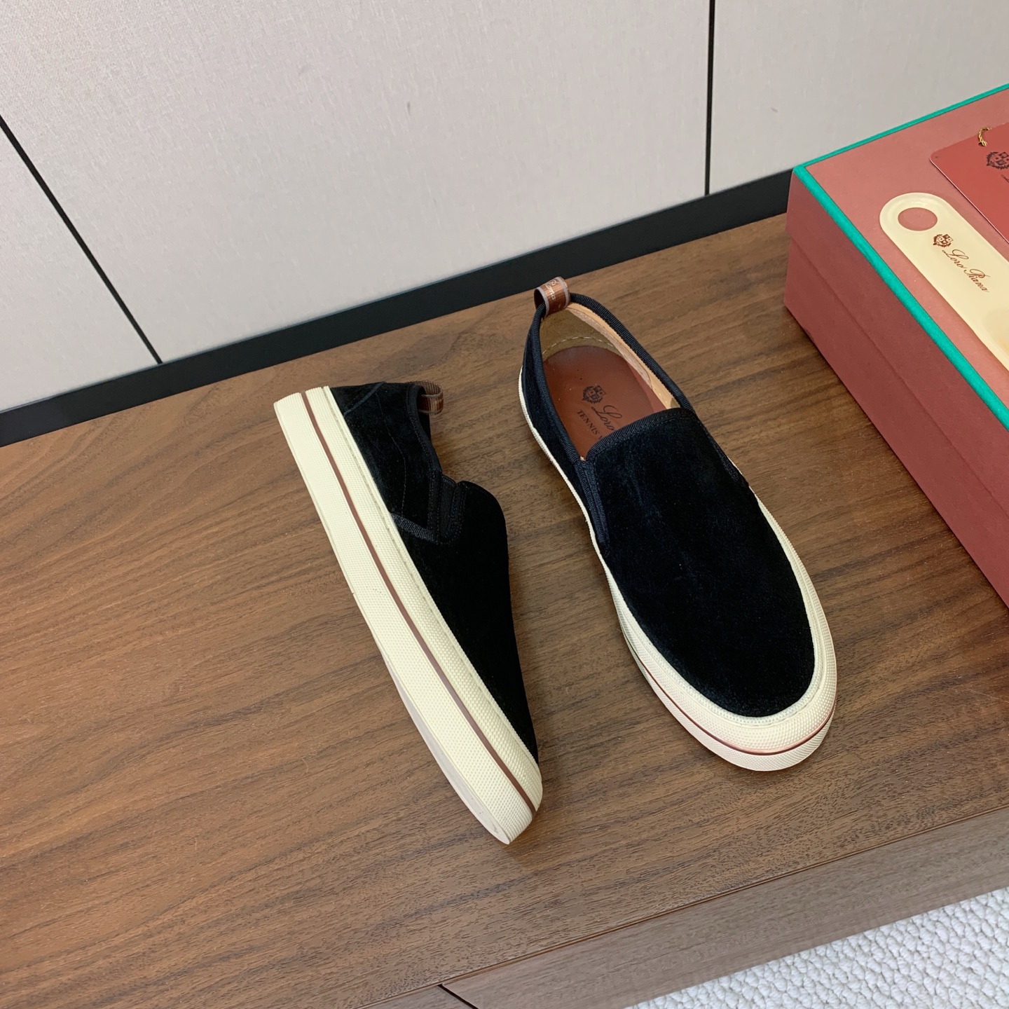 【Loro Piana】男款光面乐福鞋。复古优雅低调奢华。时尚性与皮料实用性同样兼具依然全网最高品质。鞋面小牛绒，定制原