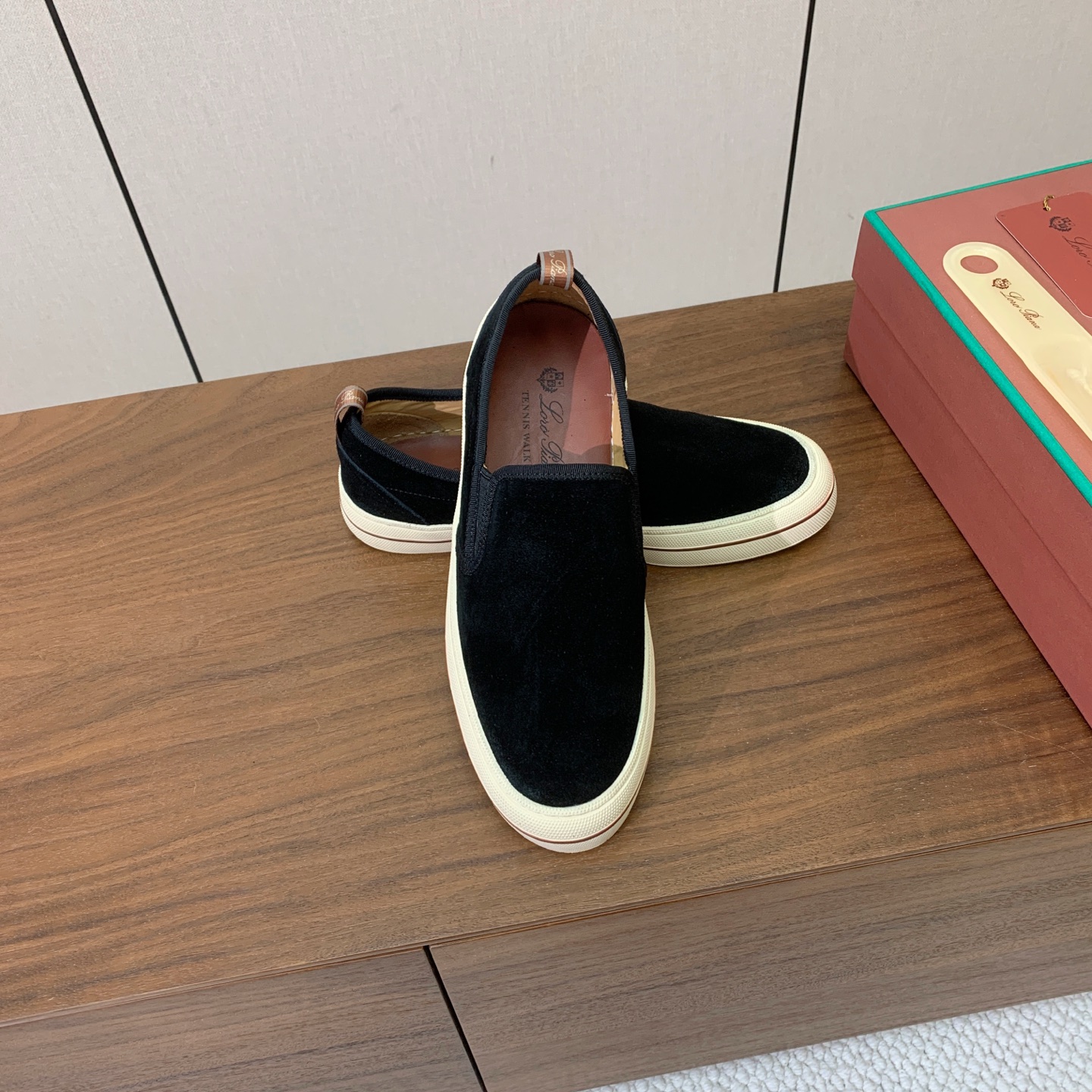 【Loro Piana】男款光面乐福鞋。复古优雅低调奢华。时尚性与皮料实用性同样兼具依然全网最高品质。鞋面小牛绒，定制原