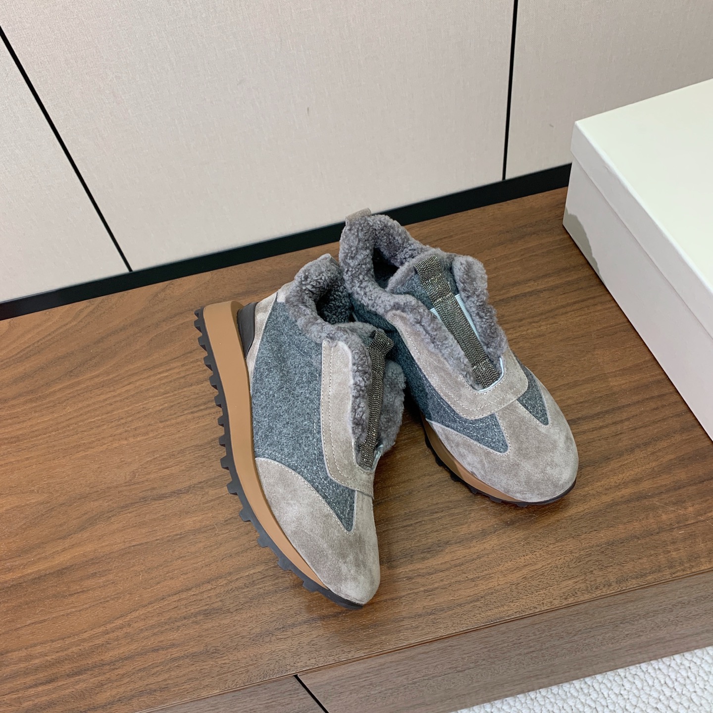 【Brunell* Cucinell*】拼色底羊毛里休闲运动鞋。鞋面采用进口牛绒，羊毛内里，原版开模大底！上脚超舒适。 