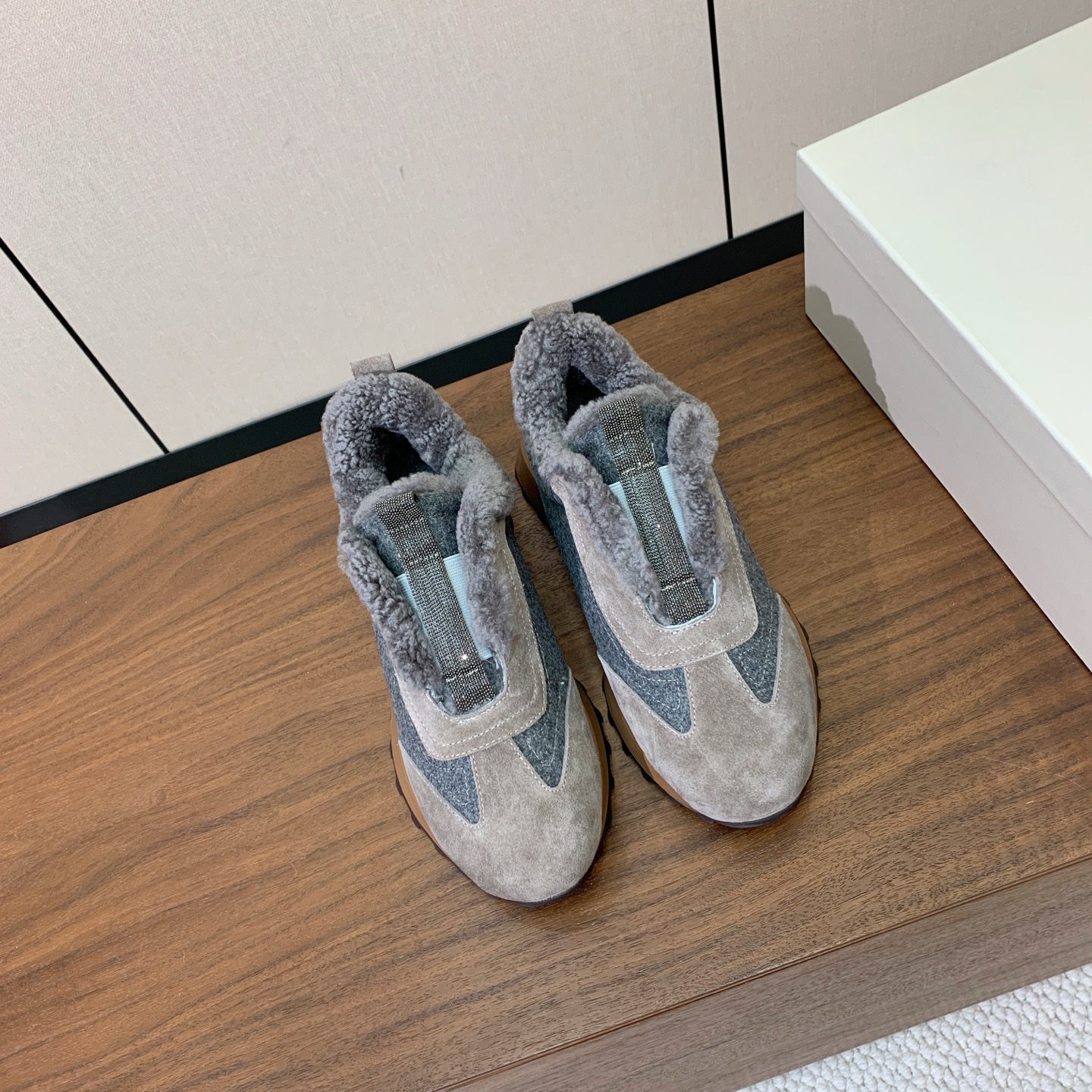 【Brunell* Cucinell*】拼色底羊毛里休闲运动鞋。鞋面采用进口牛绒，羊毛内里，原版开模大底！上脚超舒适。 