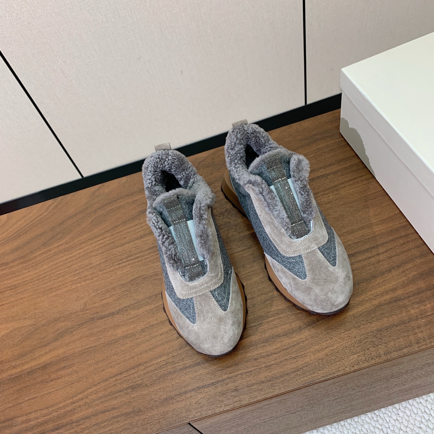 【Brunell* Cucinell*】拼色底羊毛里休闲运动鞋。鞋面采用进口牛绒，羊毛内里，原版开模大底！上脚超舒适。 