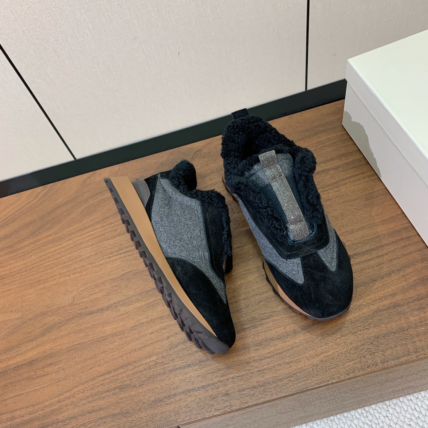 【Brunell* Cucinell*】拼色底羊毛里休闲运动鞋。鞋面采用进口牛绒，羊毛内里，原版开模大底！上脚超舒适。 
