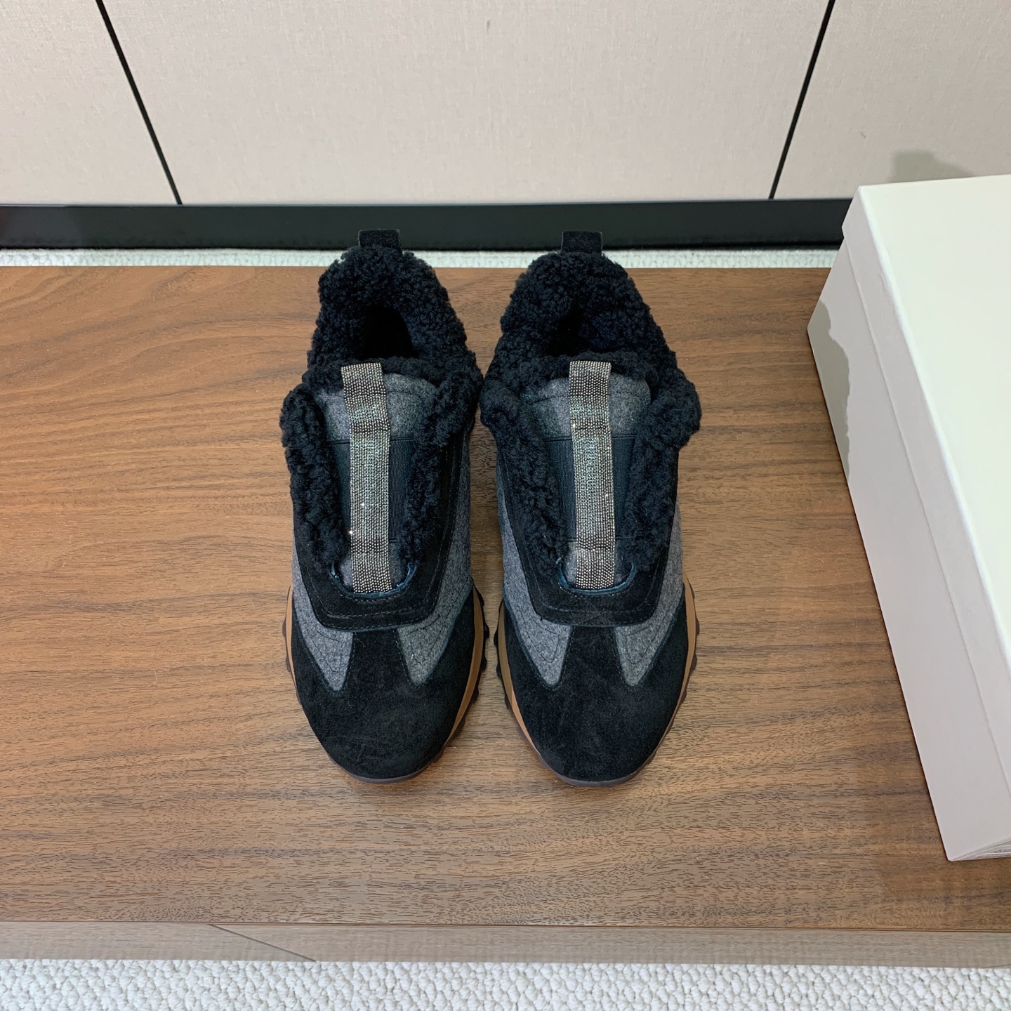 【Brunell* Cucinell*】拼色底羊毛里休闲运动鞋。鞋面采用进口牛绒,羊毛内里,原版开模大底!上脚超舒适。 【Brunell* Cucinell*】拼色底羊毛里休闲运动鞋。鞋面采用进口牛绒,羊毛内里,原版开模大底!上脚超舒适。