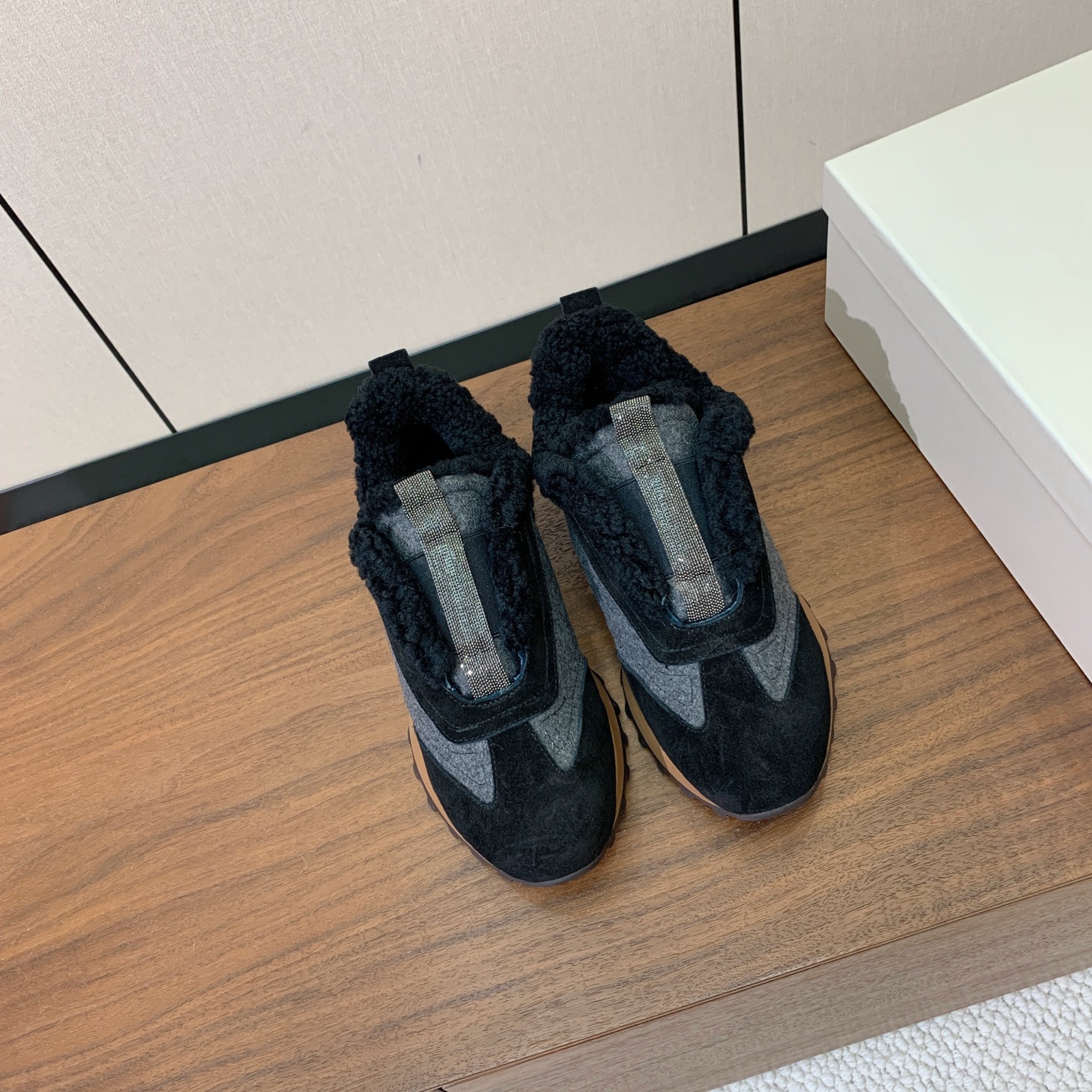 【Brunell* Cucinell*】拼色底羊毛里休闲运动鞋。鞋面采用进口牛绒，羊毛内里，原版开模大底！上脚超舒适。 
