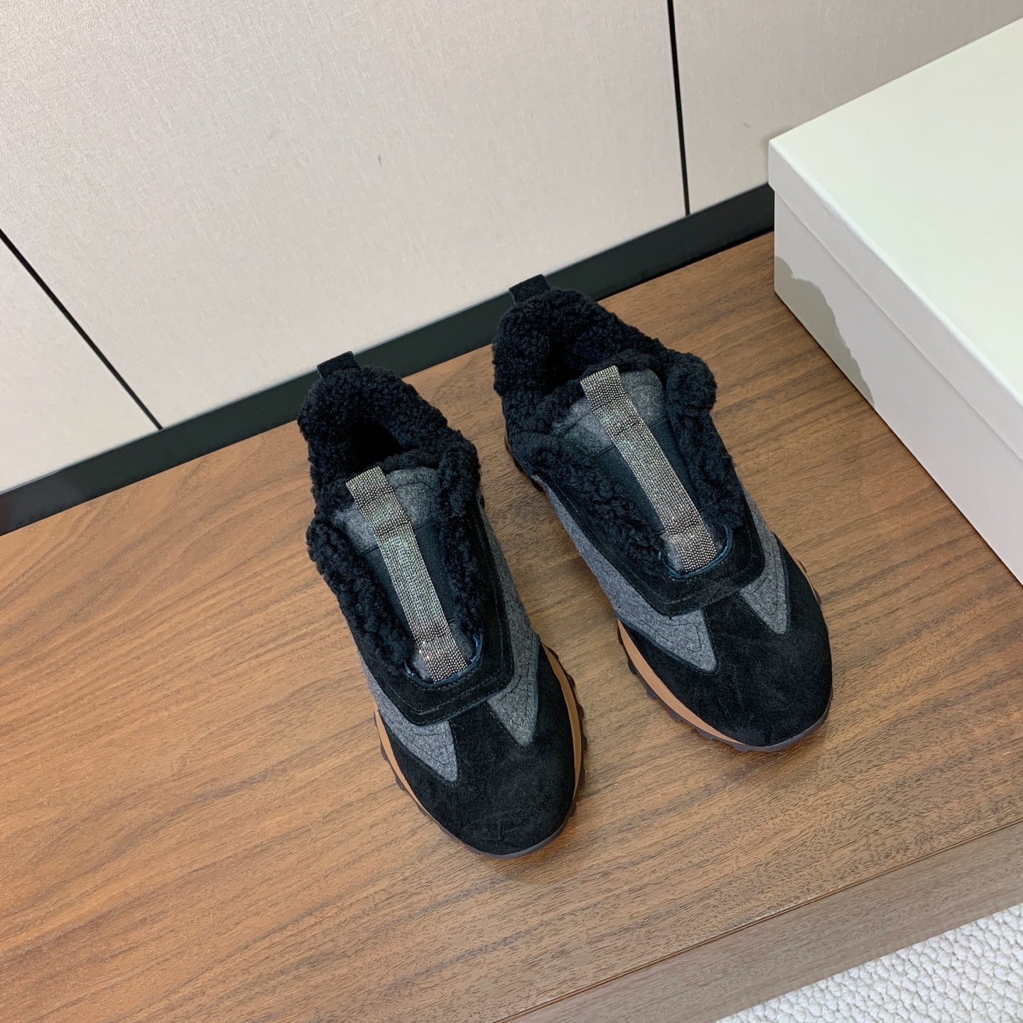 【Brunell* Cucinell*】拼色底羊毛里休闲运动鞋。鞋面采用进口牛绒，羊毛内里，原版开模大底！上脚超舒适。 