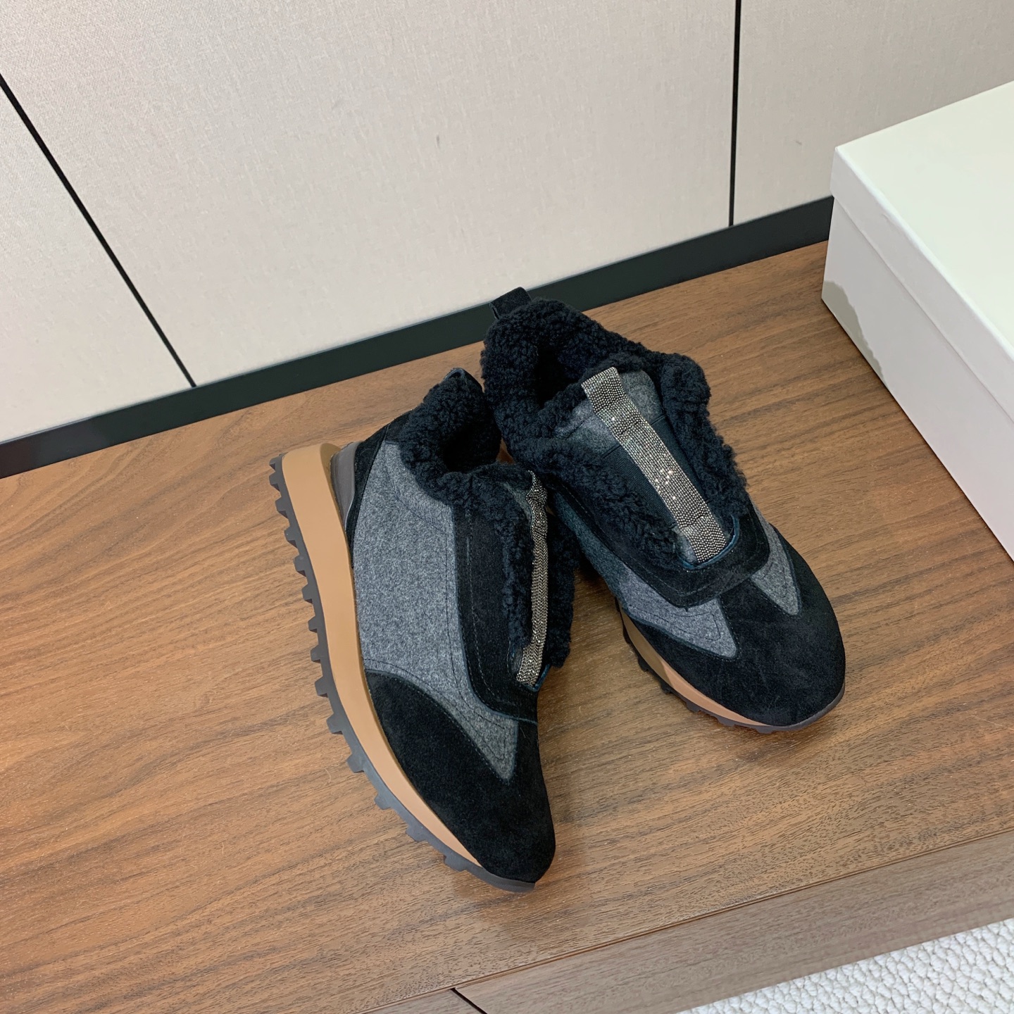 【Brunell* Cucinell*】拼色底羊毛里休闲运动鞋。鞋面采用进口牛绒，羊毛内里，原版开模大底！上脚超舒适。 