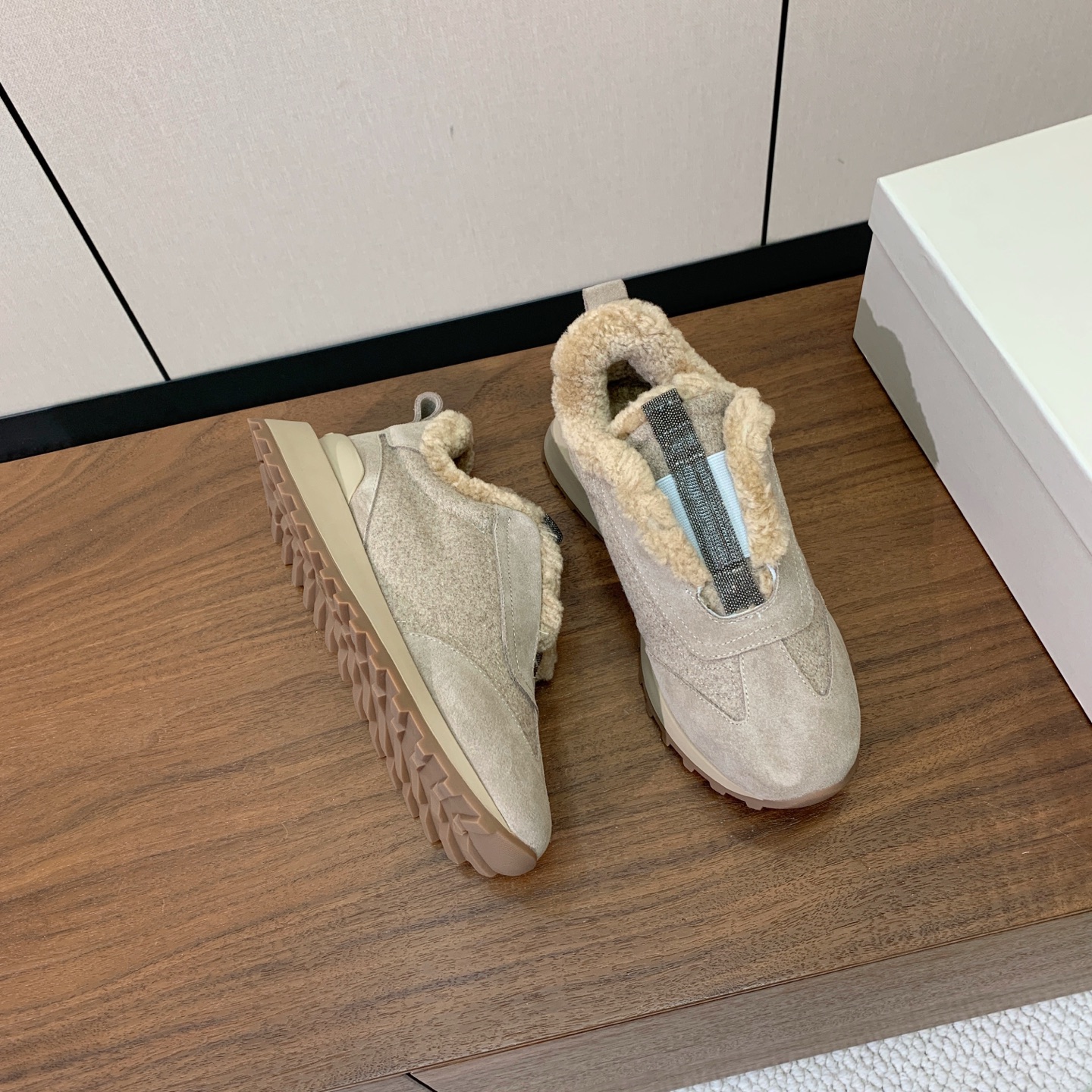 【Brunell* Cucinell*】拼色底羊毛里休闲运动鞋。鞋面采用进口牛绒，羊毛内里，原版开模大底！上脚超舒适。 
