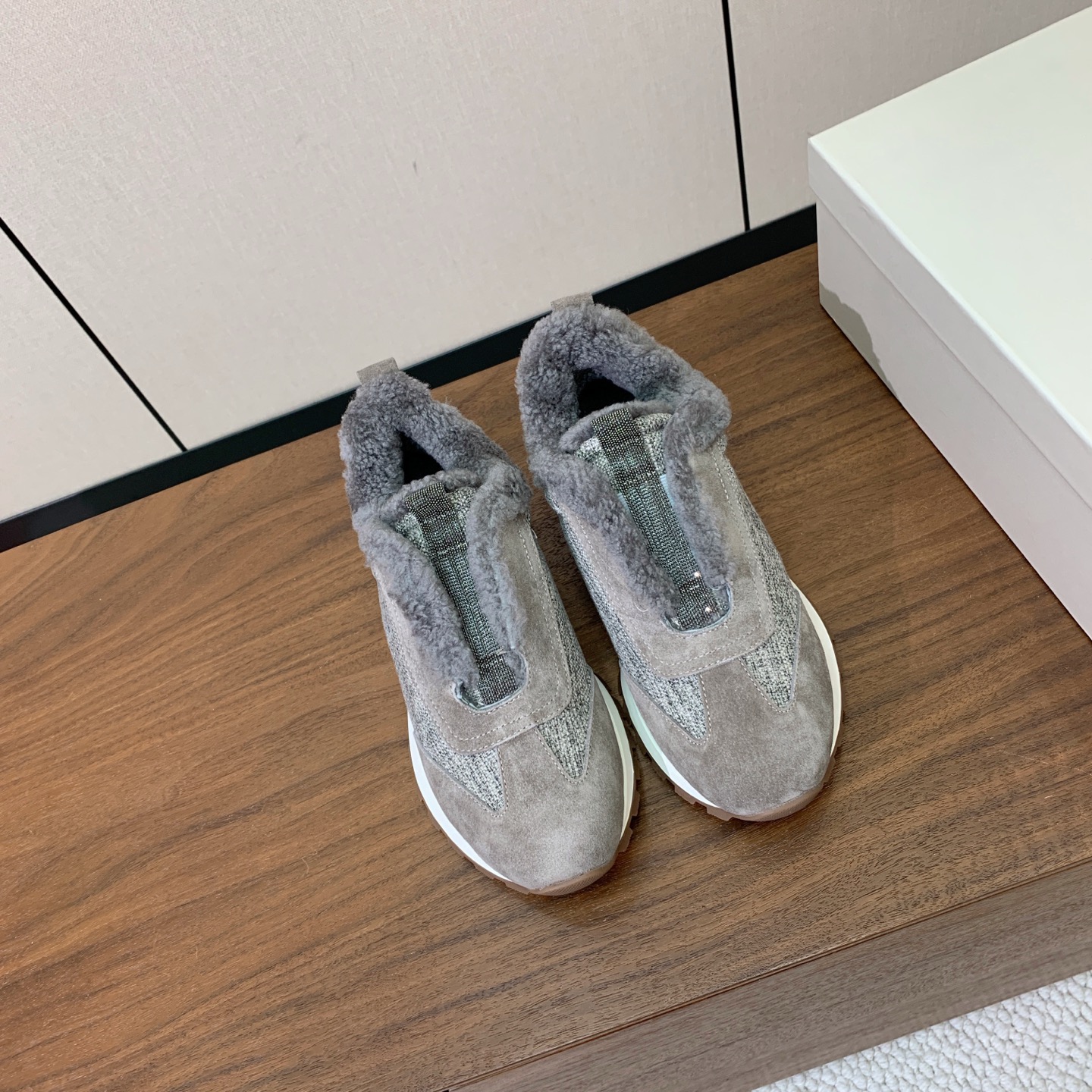 【Brunell* Cucinell*】羊毛里休闲运动鞋。鞋面采用进口牛绒，羊毛内里，原版开模大底！上脚超舒适。 码数：