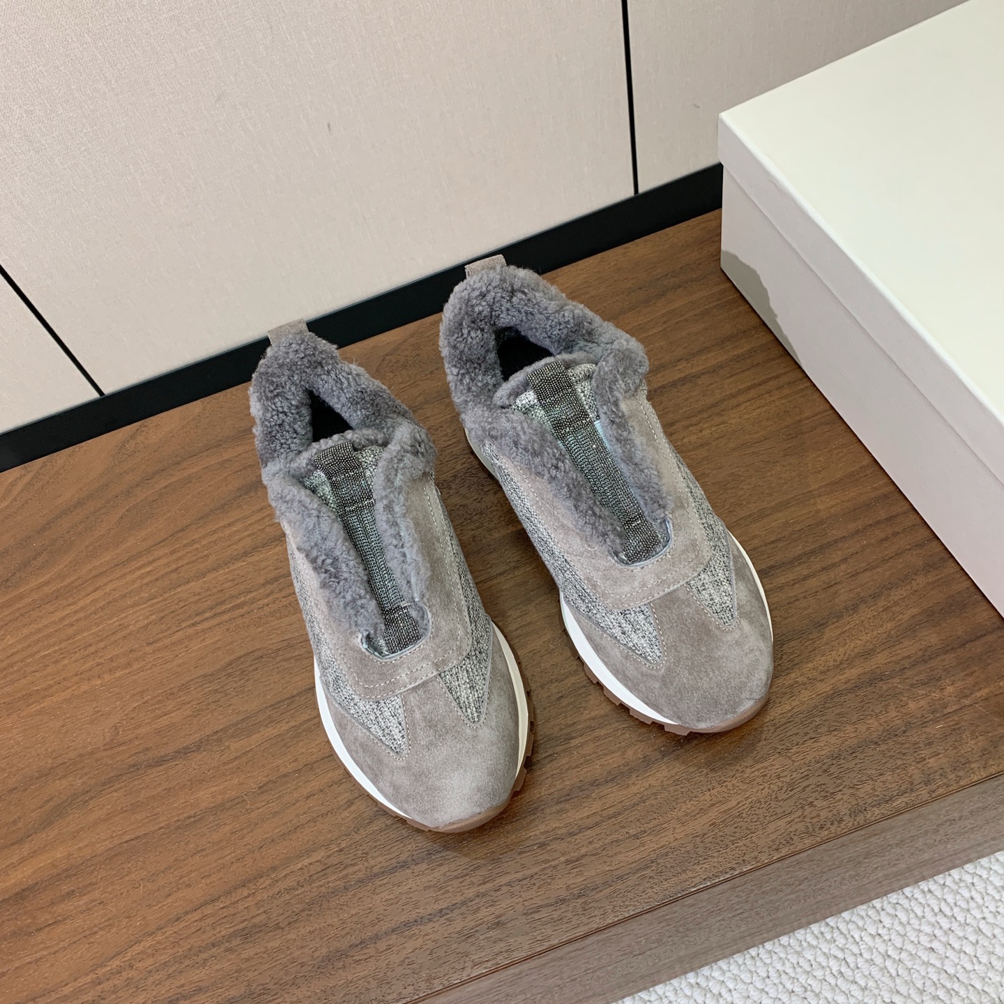 【Brunell* Cucinell*】羊毛里休闲运动鞋。鞋面采用进口牛绒，羊毛内里，原版开模大底！上脚超舒适。 码数：