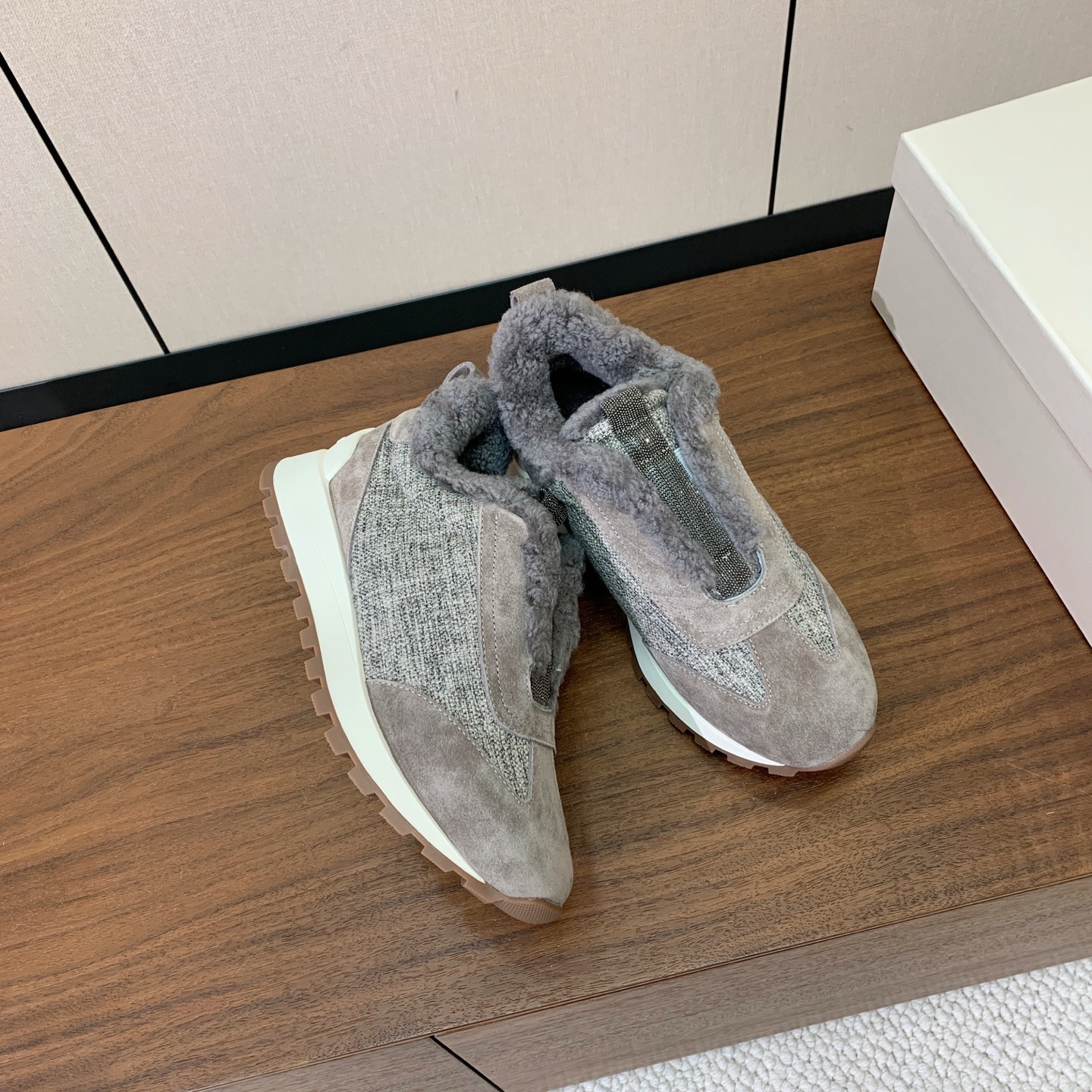 【Brunell* Cucinell*】羊毛里休闲运动鞋。鞋面采用进口牛绒，羊毛内里，原版开模大底！上脚超舒适。 码数：