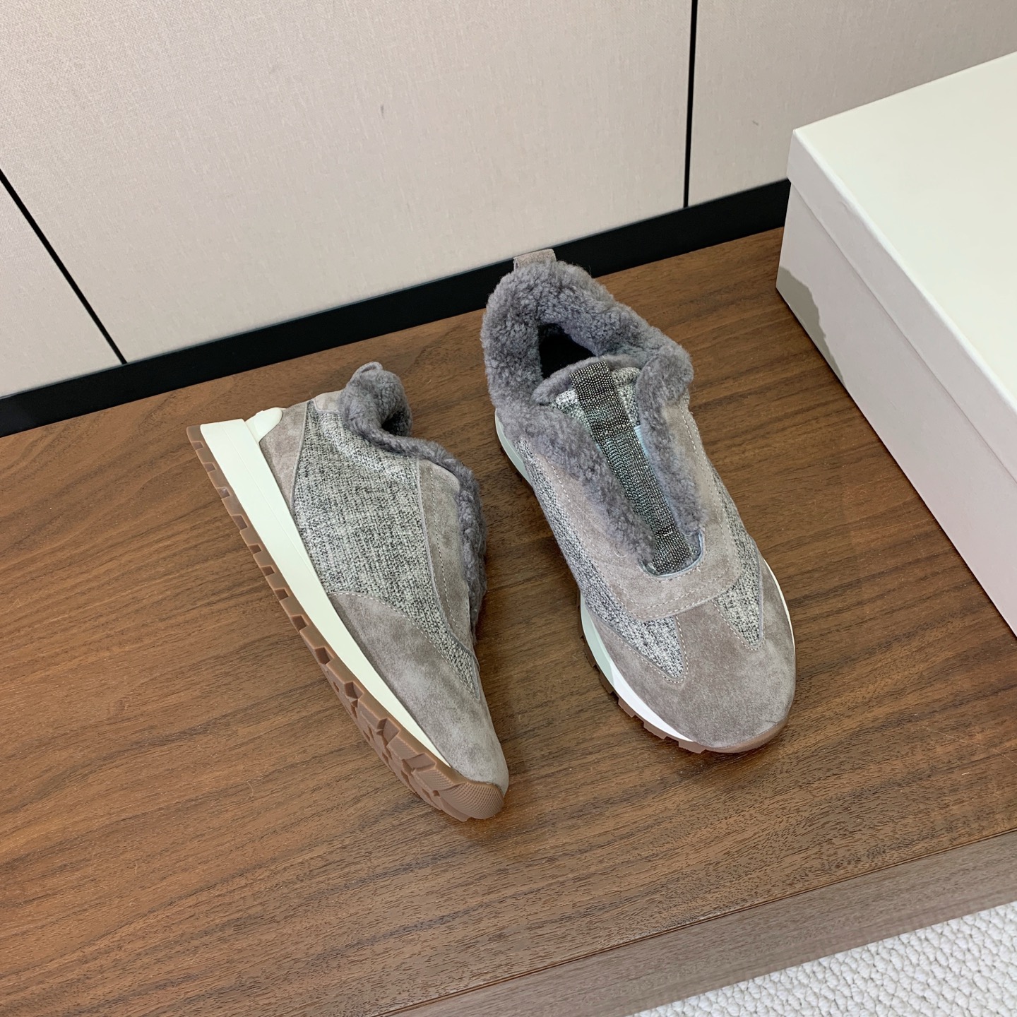 【Brunell* Cucinell*】羊毛里休闲运动鞋。鞋面采用进口牛绒，羊毛内里，原版开模大底！上脚超舒适。 码数：